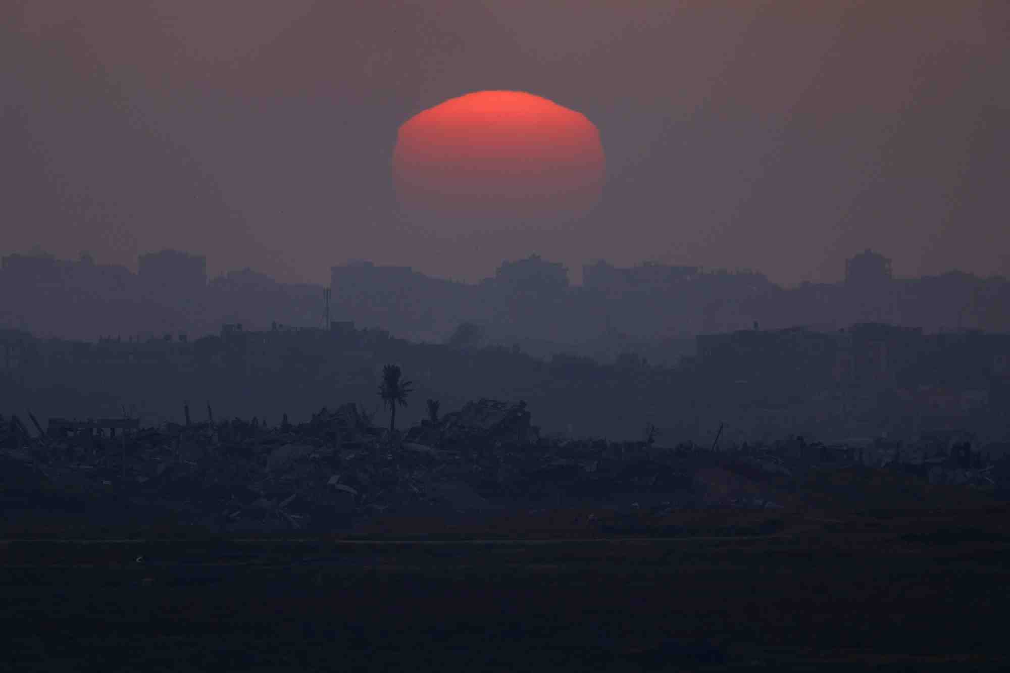 Le soleil se couche sur gaza, vu du sud d'israel