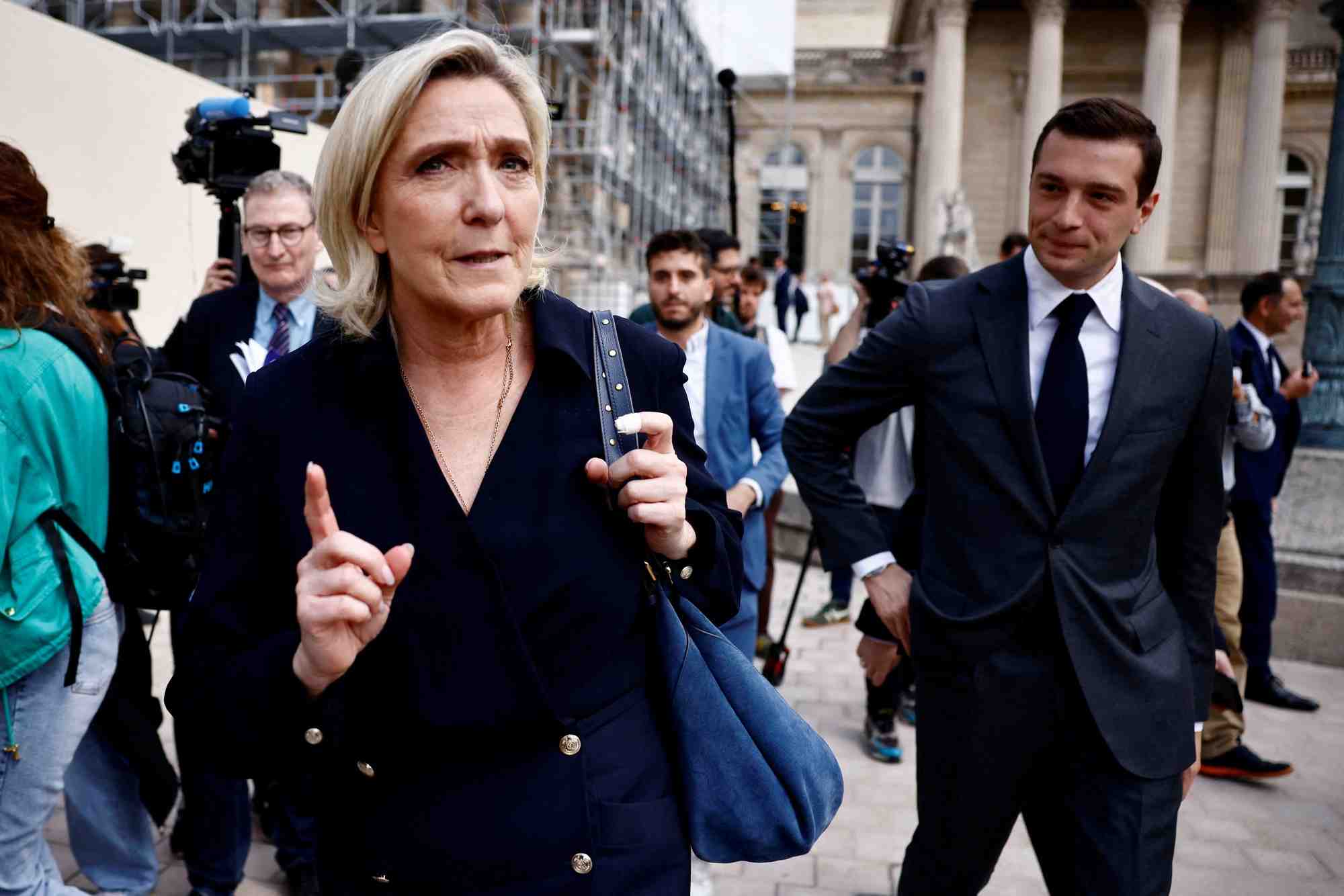 La dirigeante d'extreme droite francaise marine le pen, membre du parlement du parti rassemblement national (rn) et le president du parti jordan bardella, a l'assemblee national