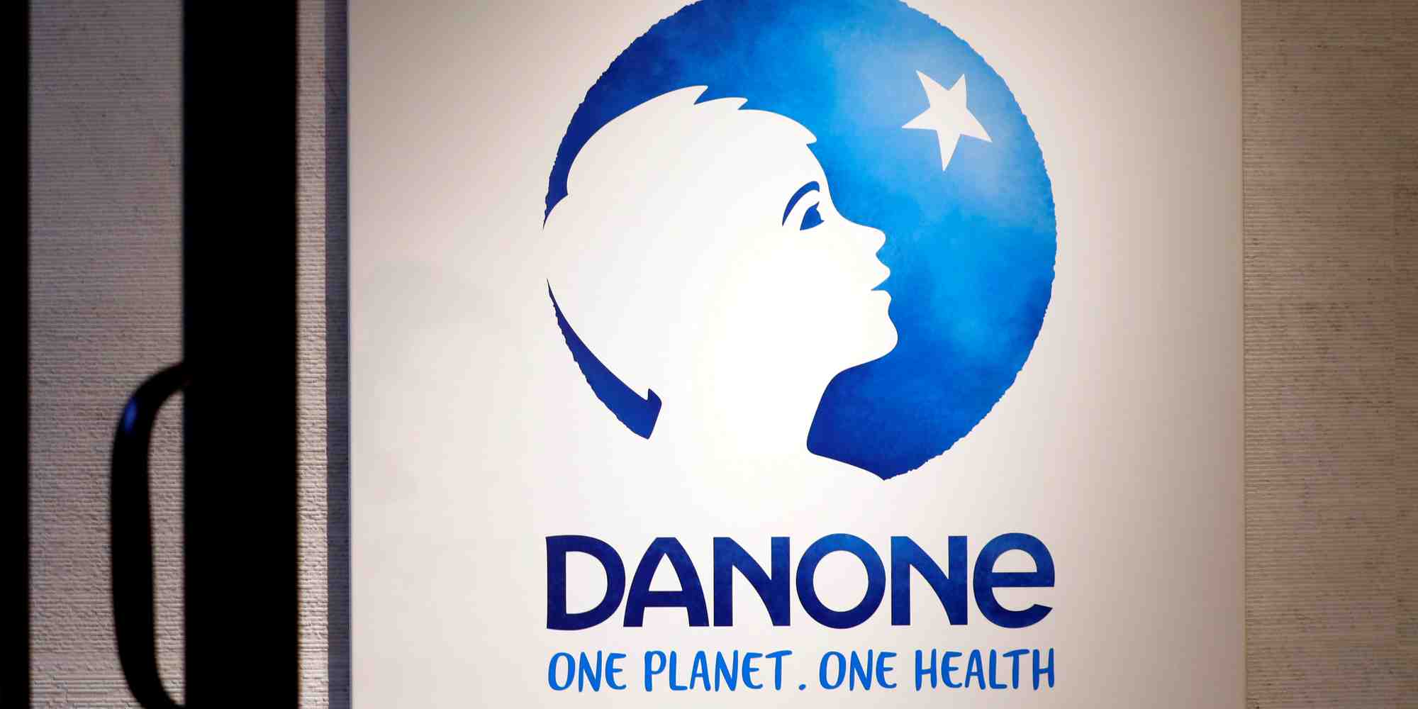 Déjà très bien classé en 2018, Danone grignote deux places et devient numéro un français, juste derrière le leader mondial Unilever. C'est notamment grâce à ses actions tout au long de sa chaîne d'approvisionnement en matière de pratiques agricoles et de gestion de l'eau, à l'économie circulaire appliquée à ses emballages ou encore à la neutralité carbone de sa marque Evian.