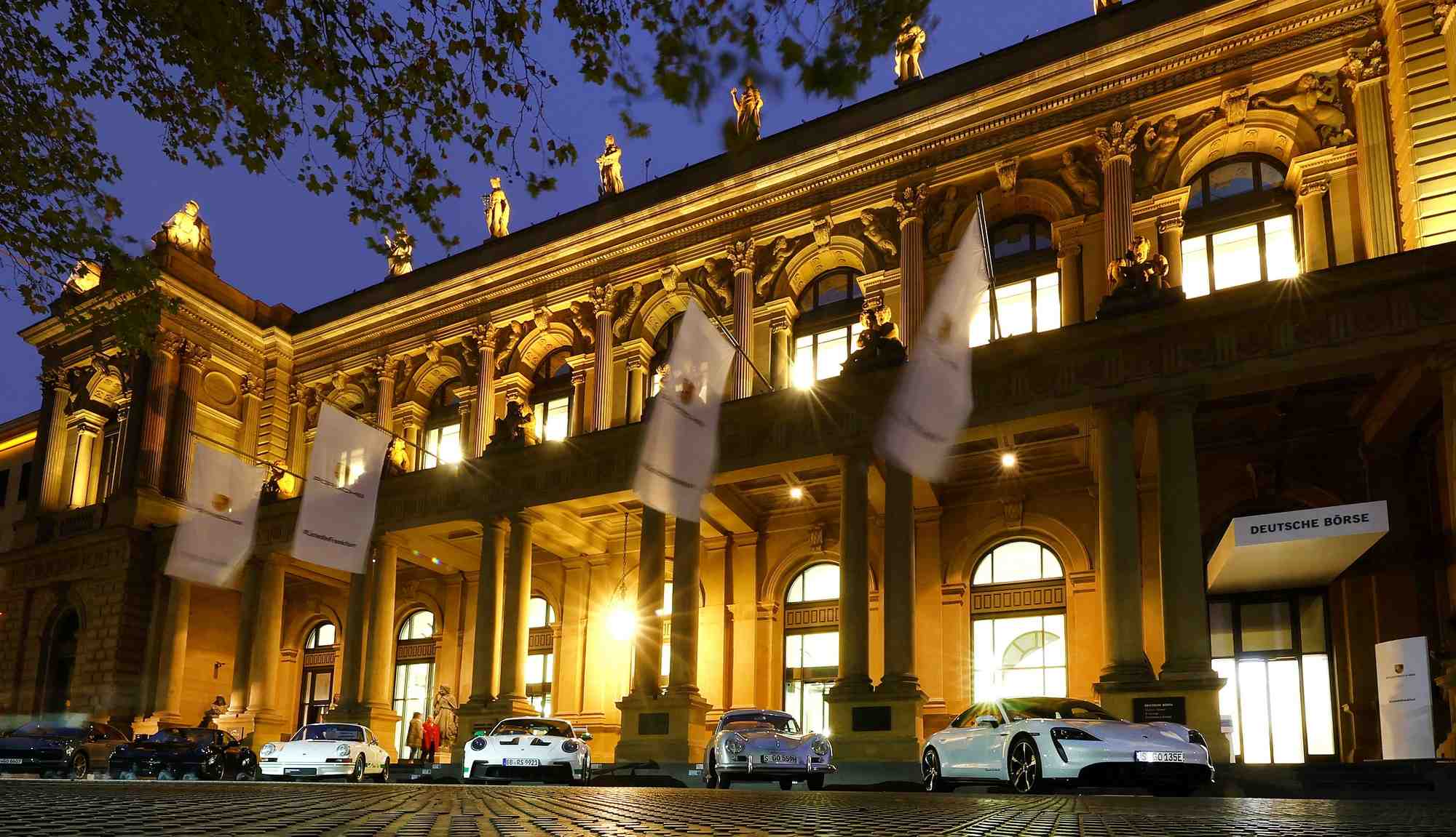 Des voitures du constructeur porsche sont garees devant le batiment de la bourse avant l'ipo de porsche a francfort