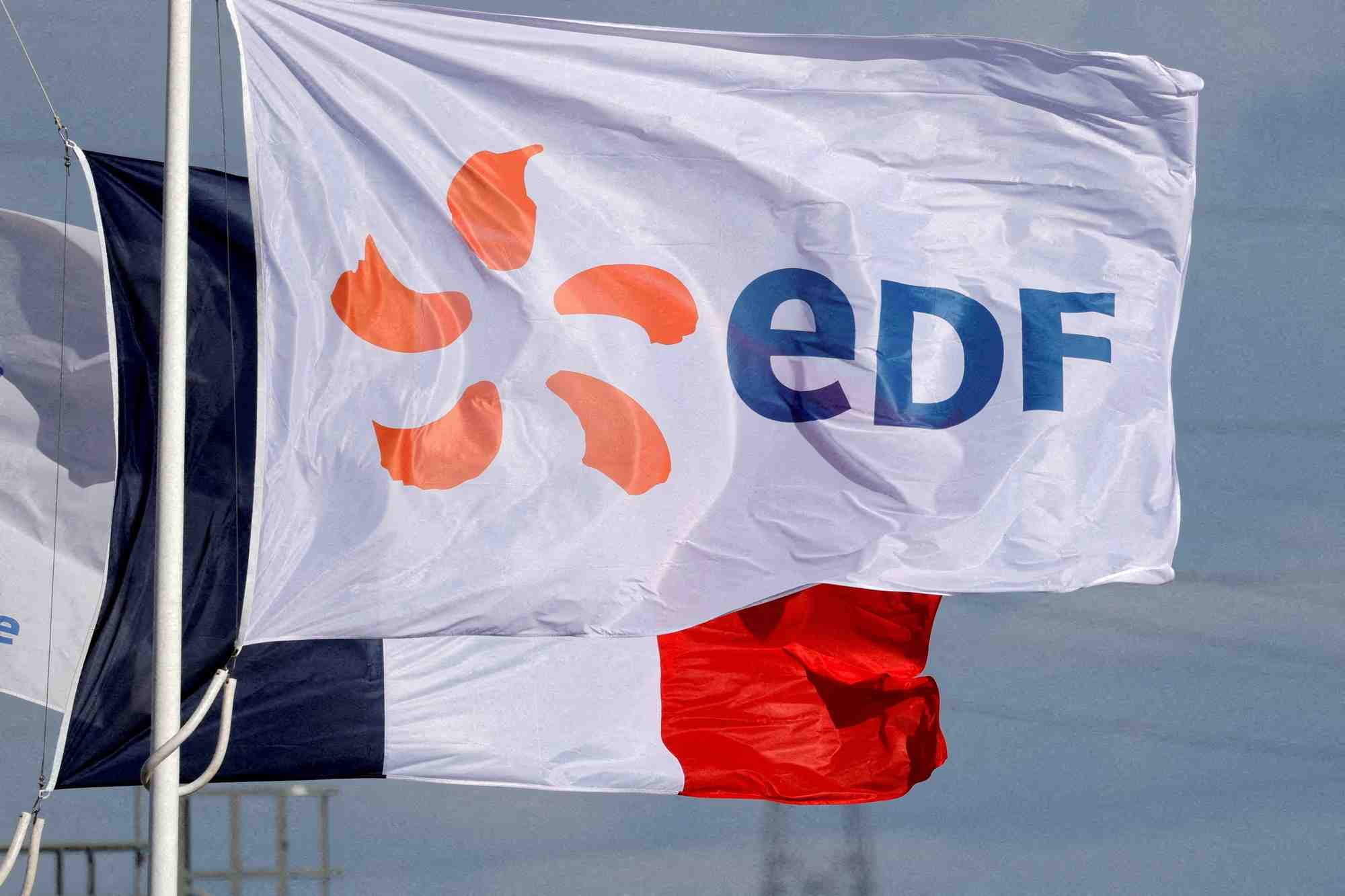 Photo d'archives d'un drapeau avec le logo d'electricite de france (edf) et un drapeau francais pres de la centrale edf de bouchain
