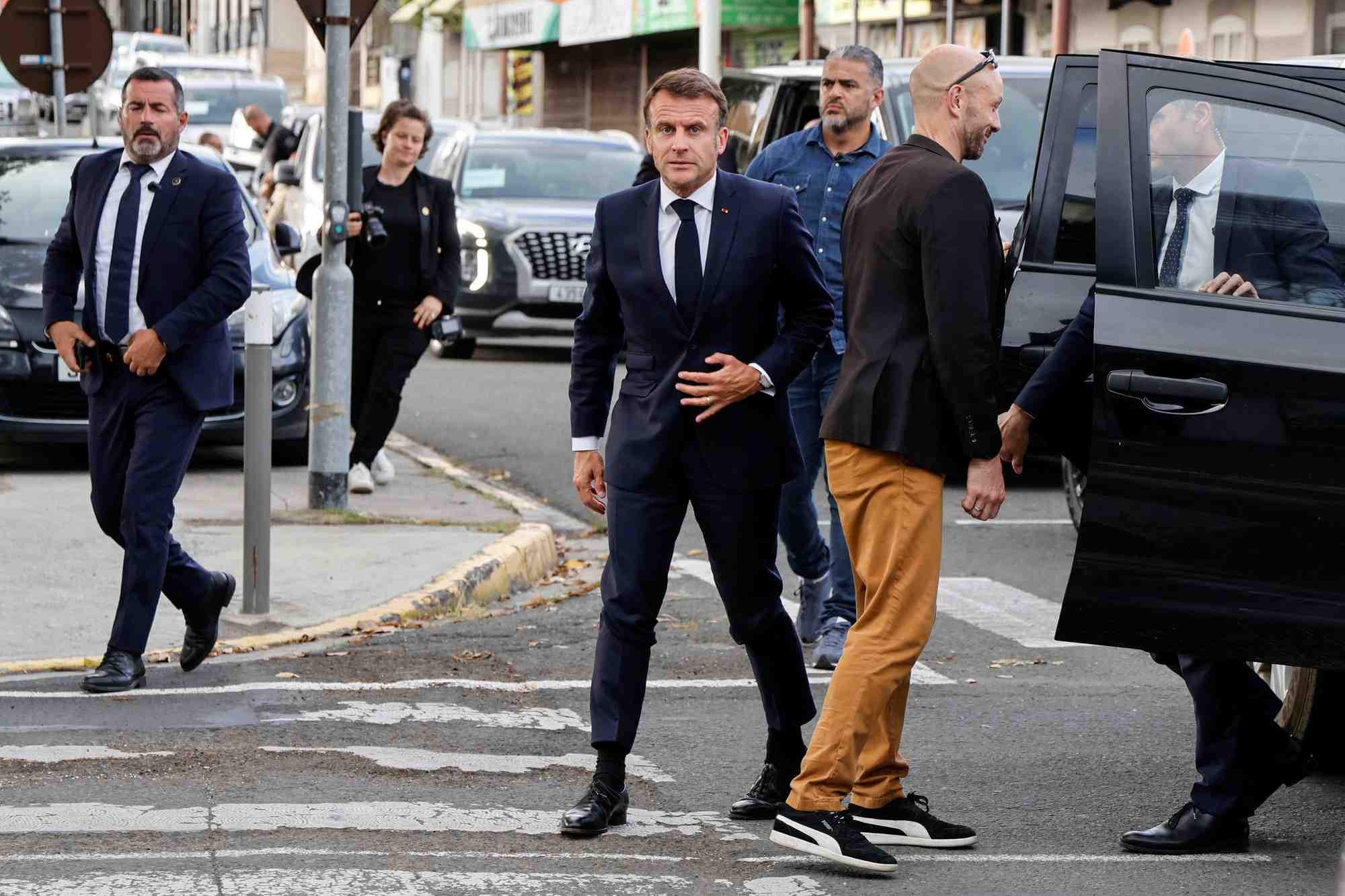 Le president francais emmanuel macron visite le commissariat central de noumea, en nouvelle-caledonie