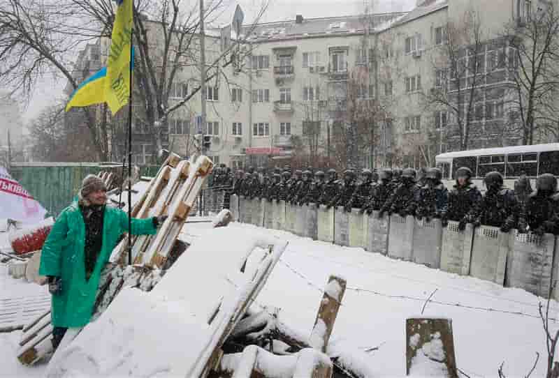La police ukrainienne démantèle des barricades à Kiev