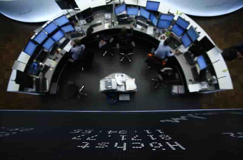 Les bourses europeennes toujours dans le vert a la mi-seance