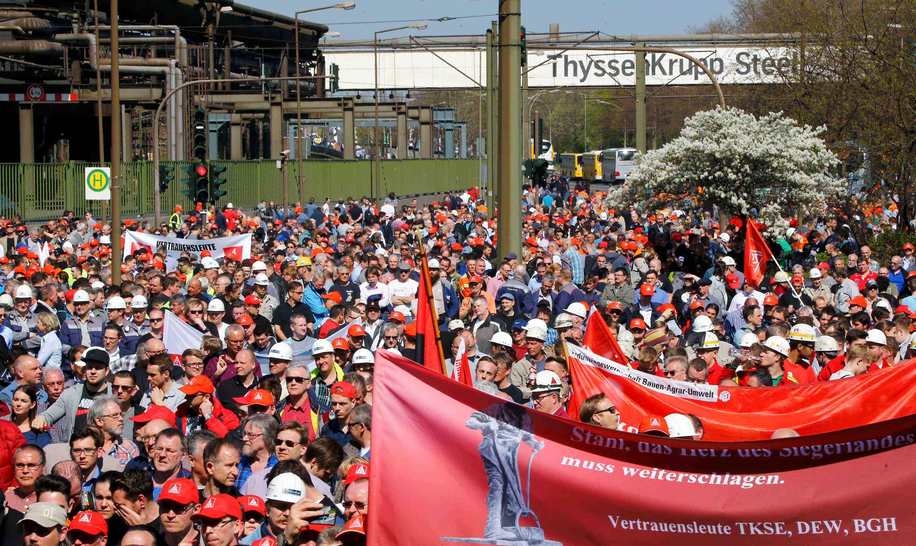 Des milliers d'ouvriers metallurgistes allemands dans la rue