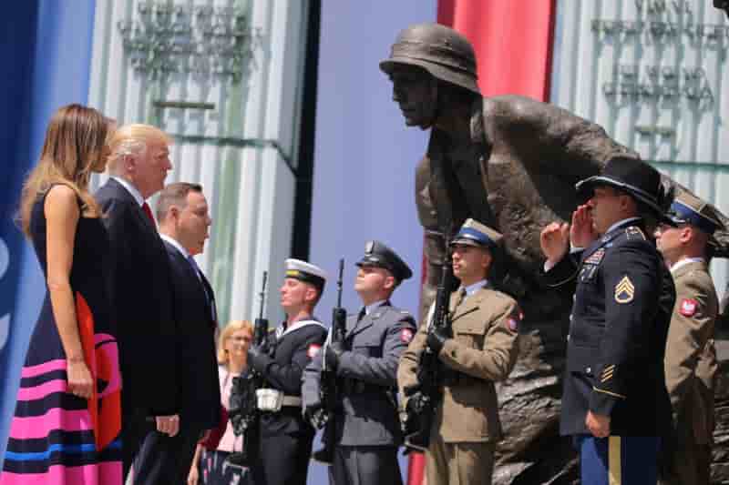 Trump felicite la pologne, allie exemplaire