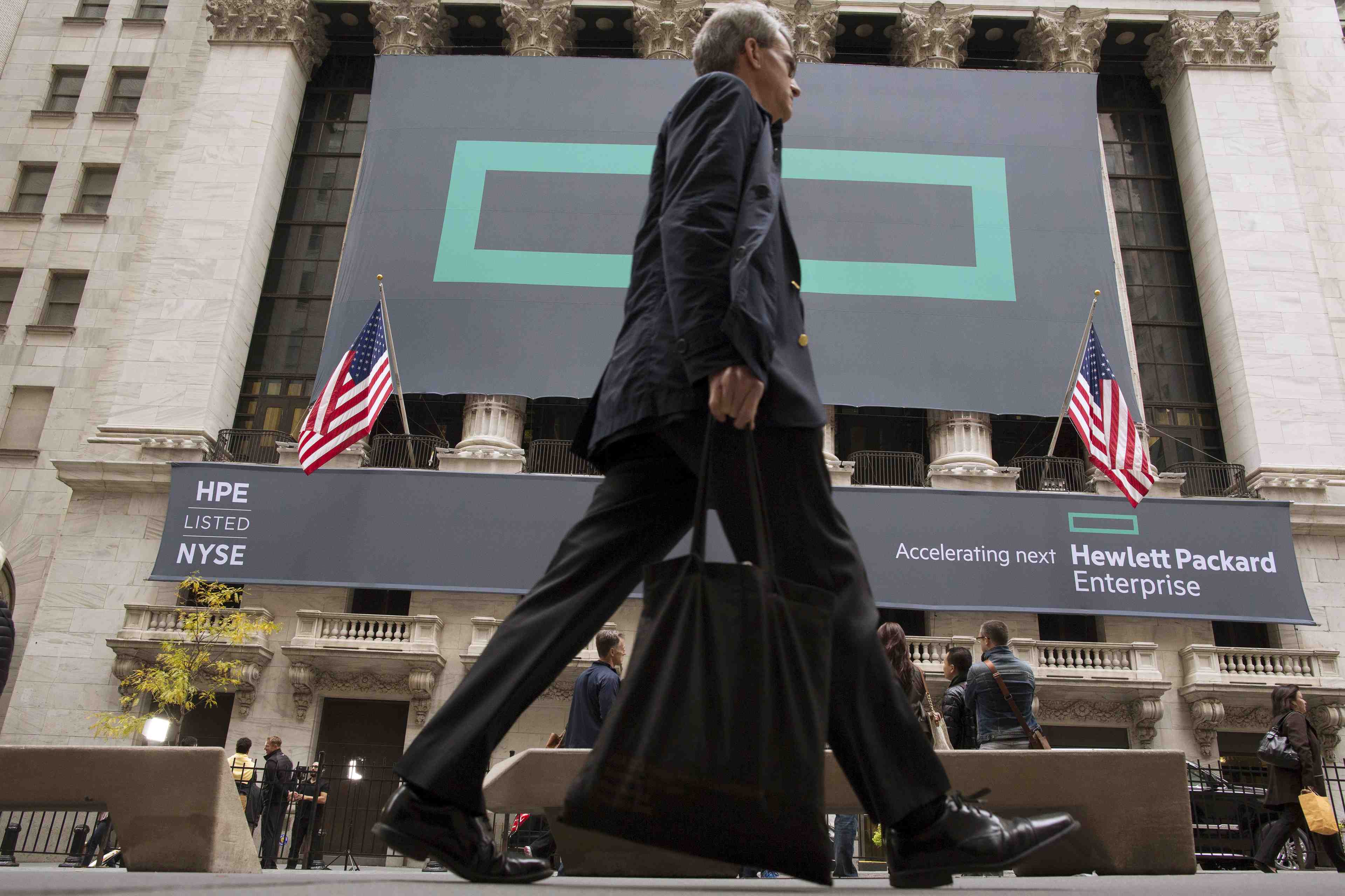 Hpe presente un plan d'economies d'un milliard de dollars, annonce des reductions de salaire