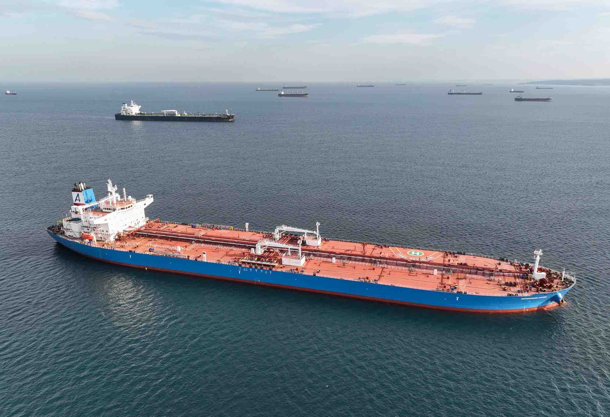 Des petroliers attendent au mouillage en mer noire