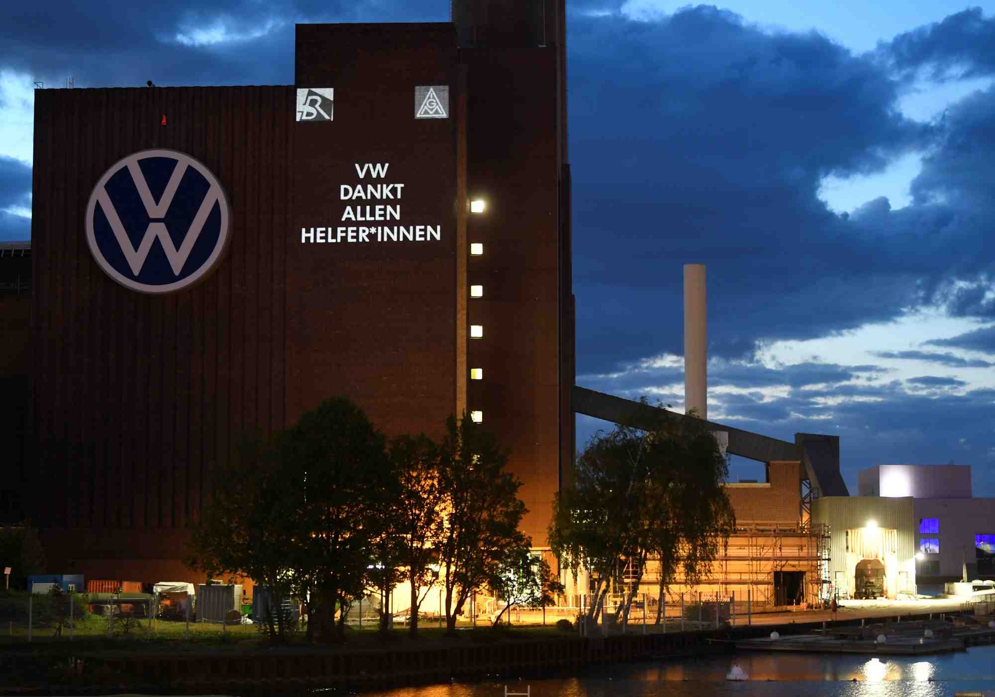 Un slogan "vw remercie tous ceux qui l'ont aide " affiche sur un batiment du siege de volkswagen pour celebrer la reouverture de l'usine a wolfsburg