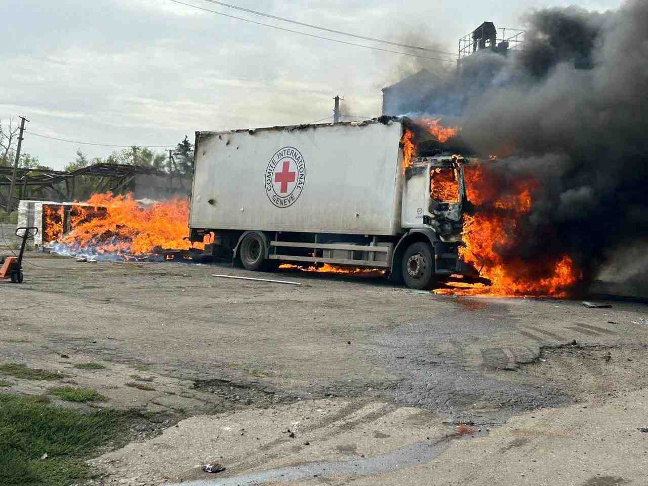 Un camion de fret du comite international de la croix-rouge brule apres une frappe militaire russe dans le village de viroliubivka, en ukraine