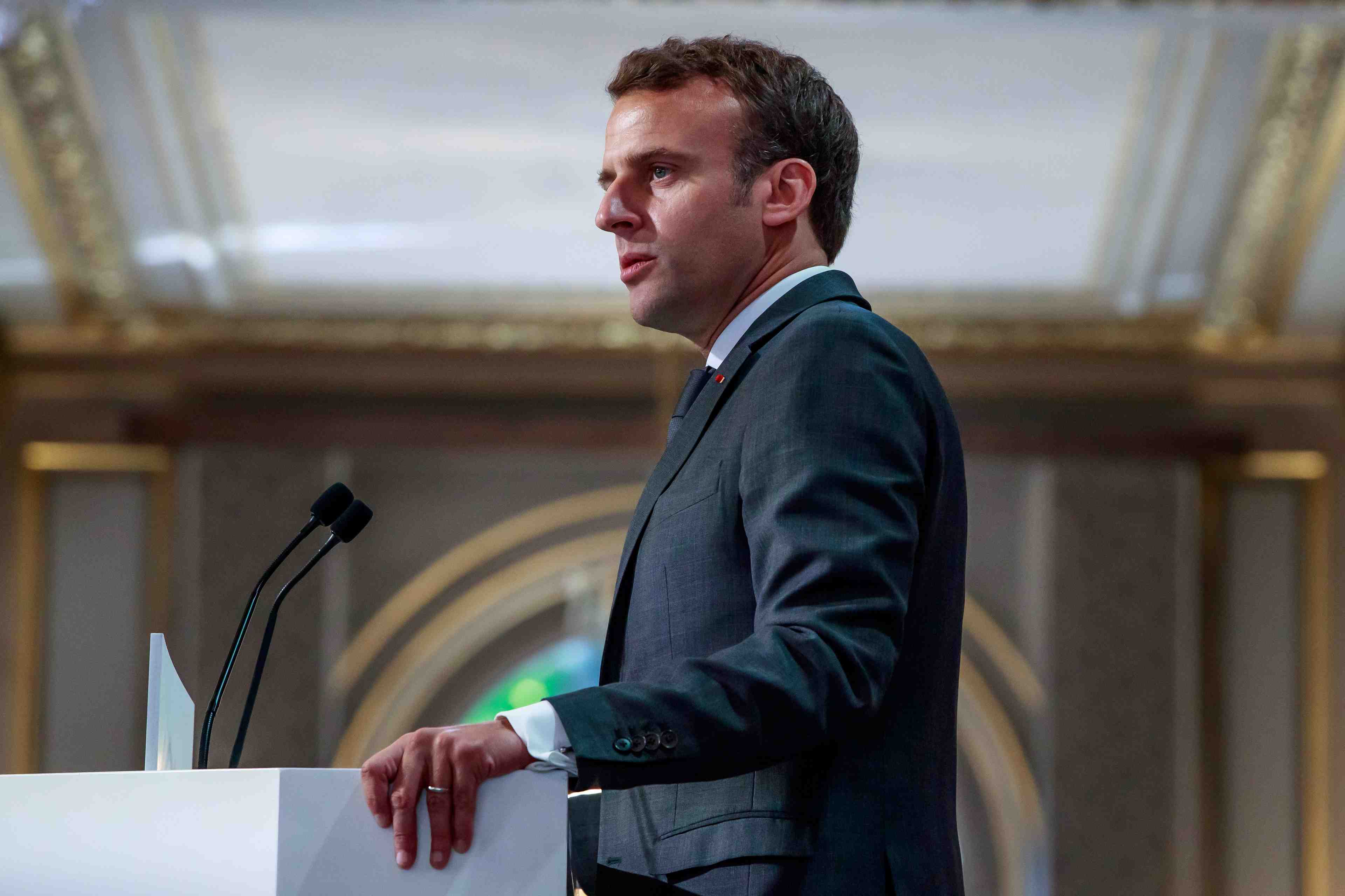 Macron reste impopulaire pour deux tiers des francais