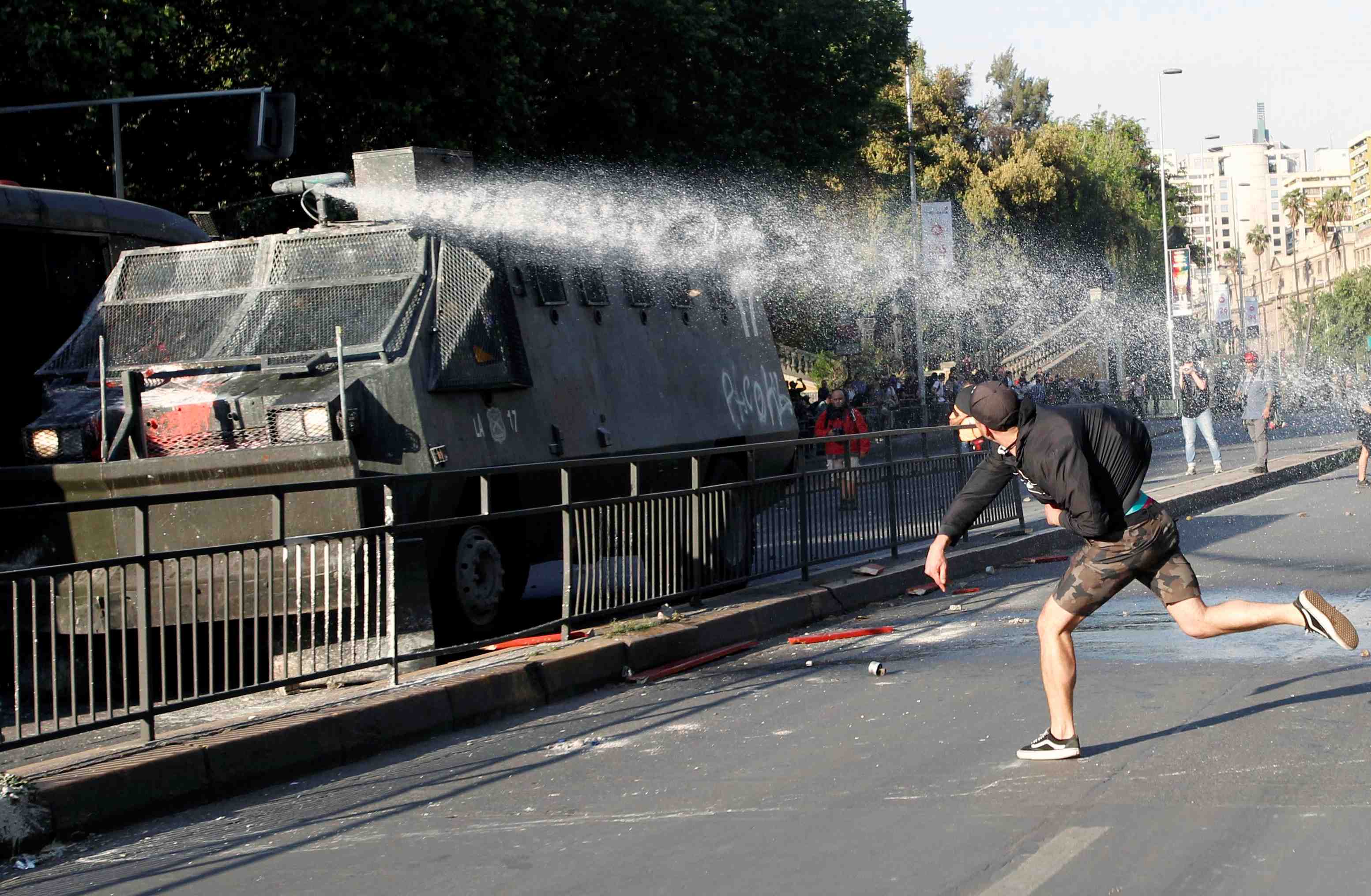 L'etat d'urgence declare a santiago apres des manifestations violentes