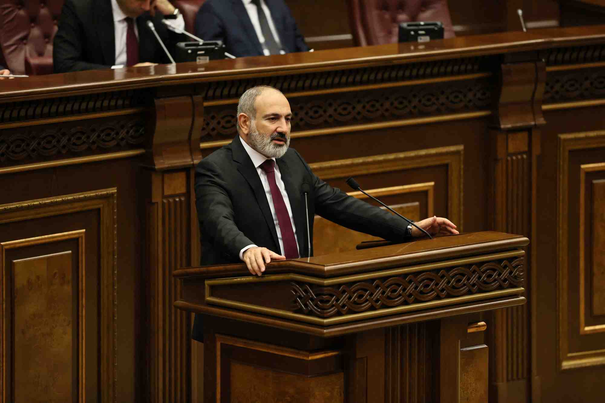 Le premier ministre armenien nikol pashinyan s'adresse au parlement apres une escalade des hostilites concernant la region du haut-karabakh, a erevan, en armenie