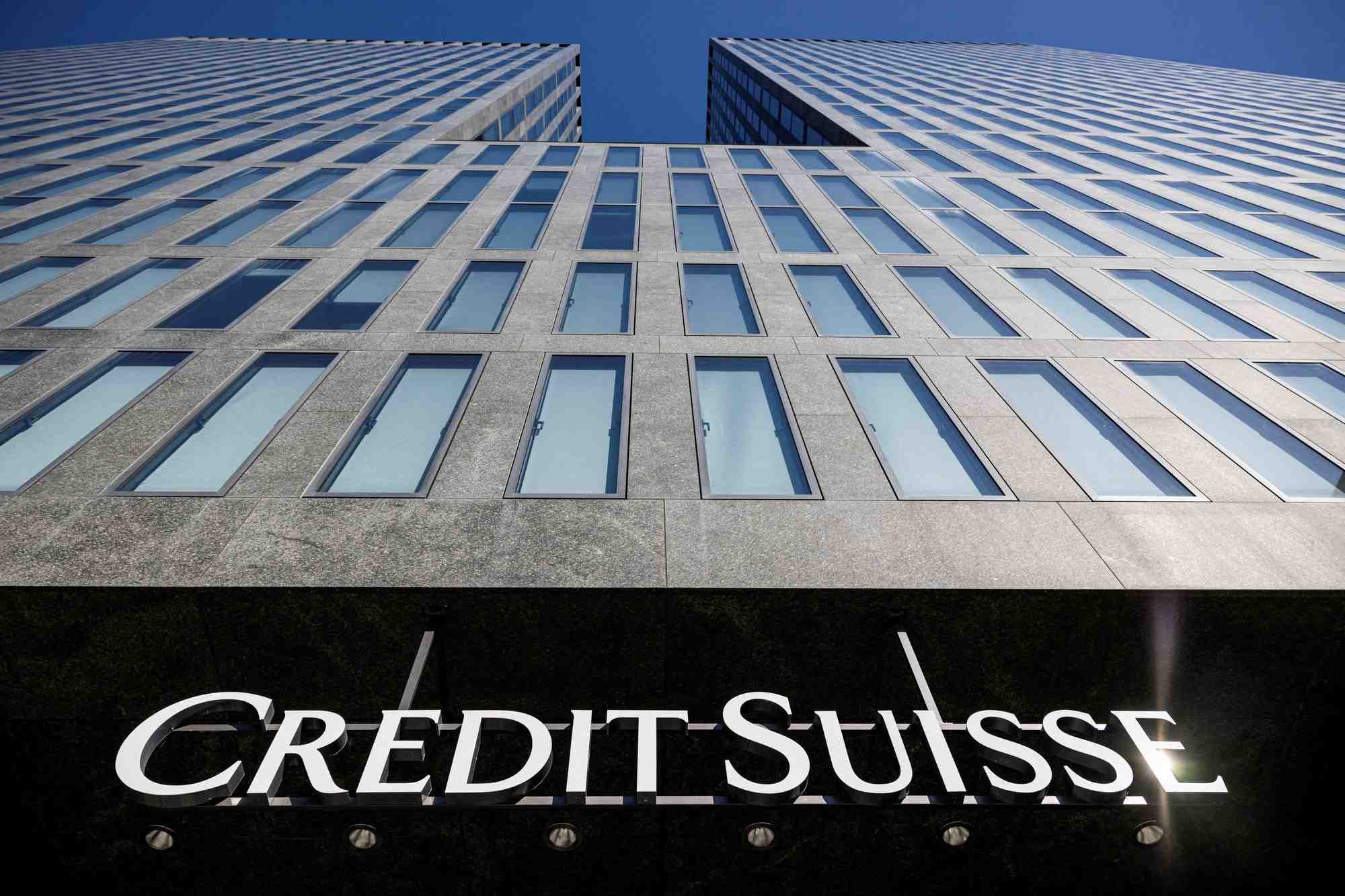 Logo credit suisse sur un immeuble a zurich