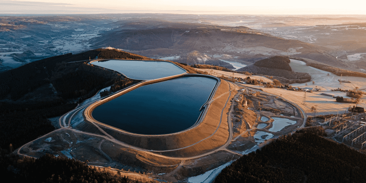 Les deux bassins supérieurs de la centrale de turbinage-pompage de Coo, près de Liège en Belgique. Dans le cadre d'un vaste projet d'extension, l'un des deux a été agrandi afin d'augmenter les réserves d'électricité de la centrale, de plus en plus sollicitée à mesure que les champs éoliens et solaires se développent dans le nord de l'Europe.