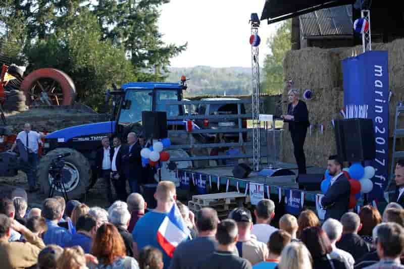 Le pen (23%) devance macron (22%) et fillon (20%), selon un sondage opinionway
