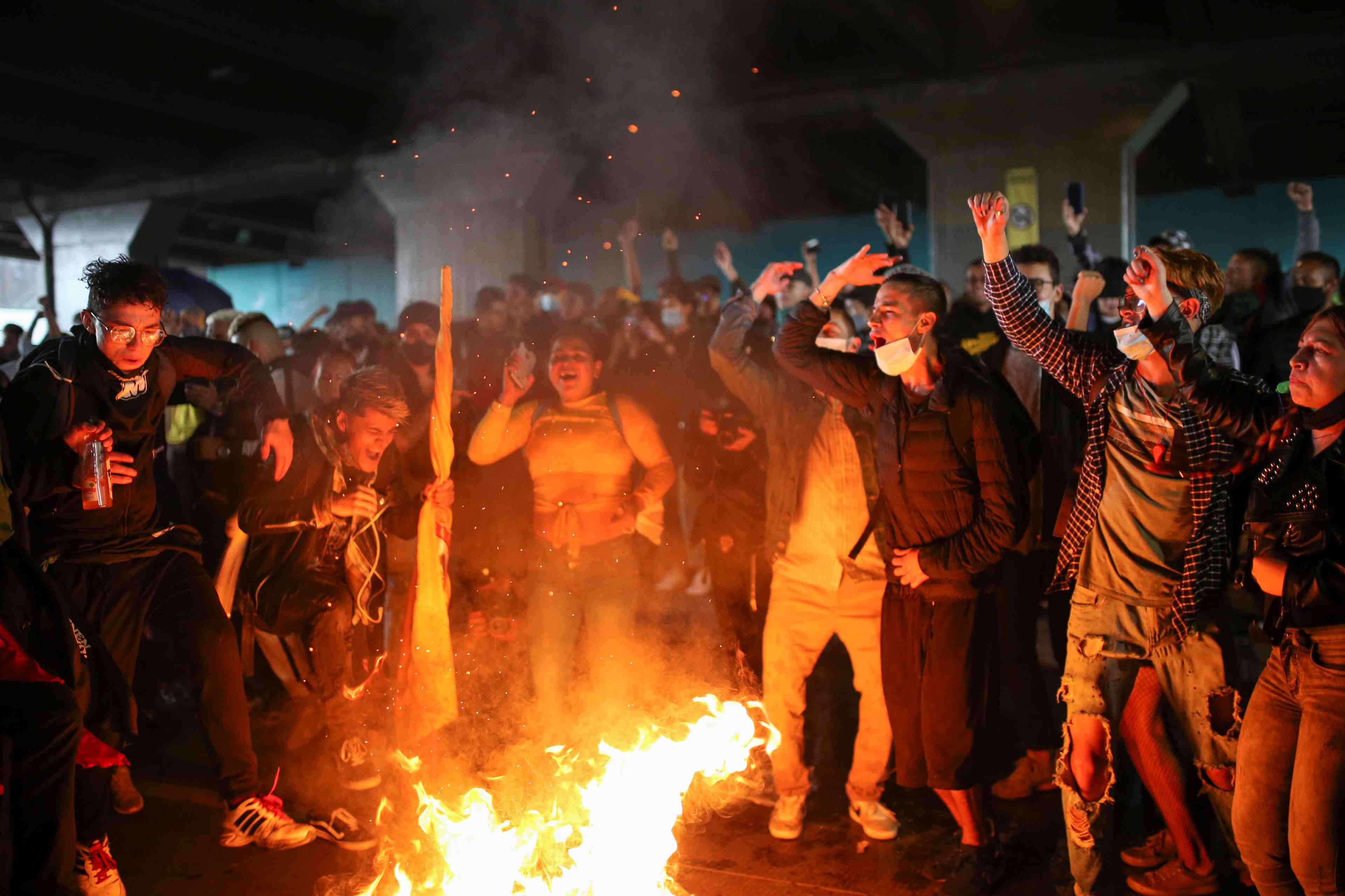 Des milliers de colombiens protestent contre le projet de reforme fiscale