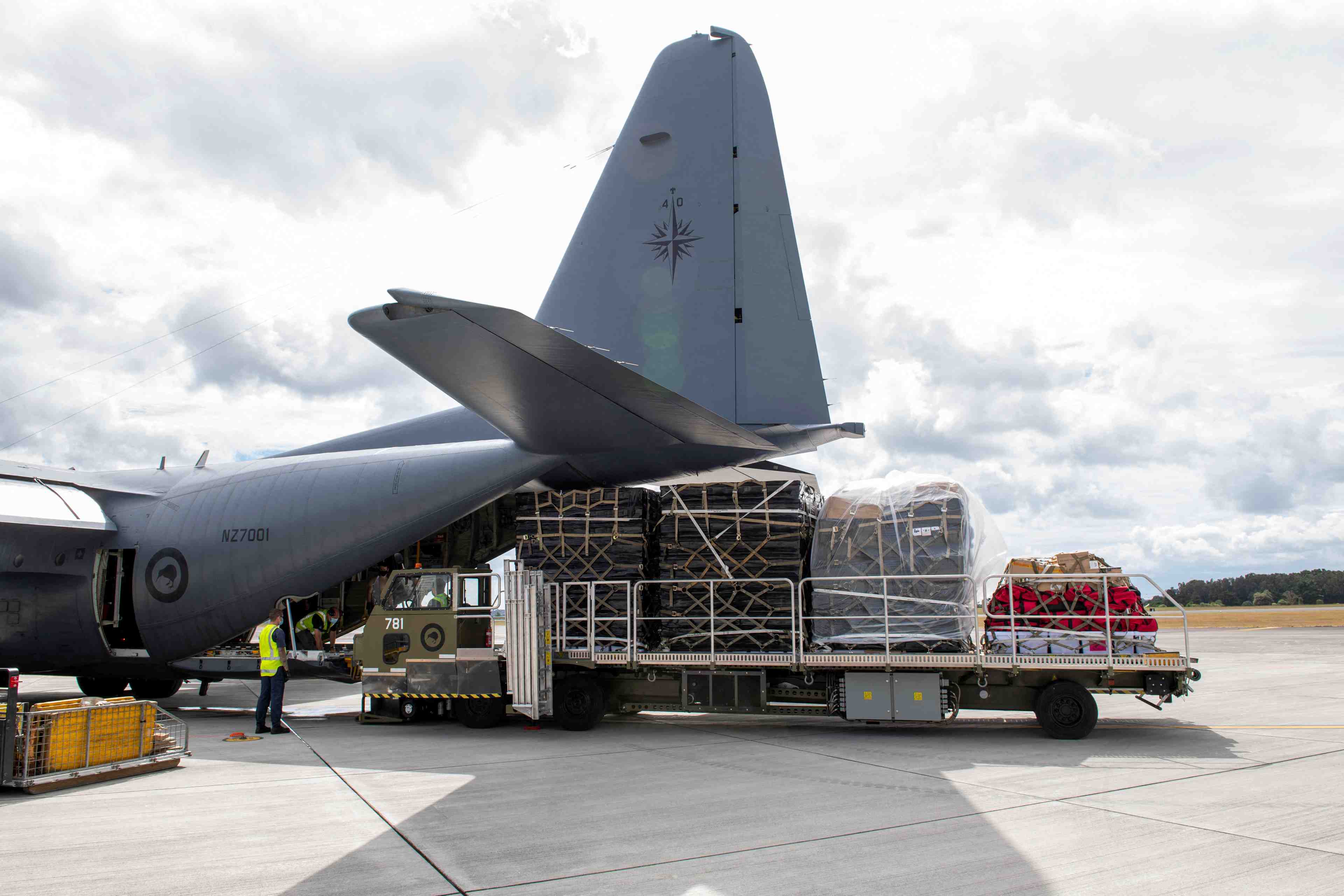 L'aide humanitaire commence a arriver aux iles tonga