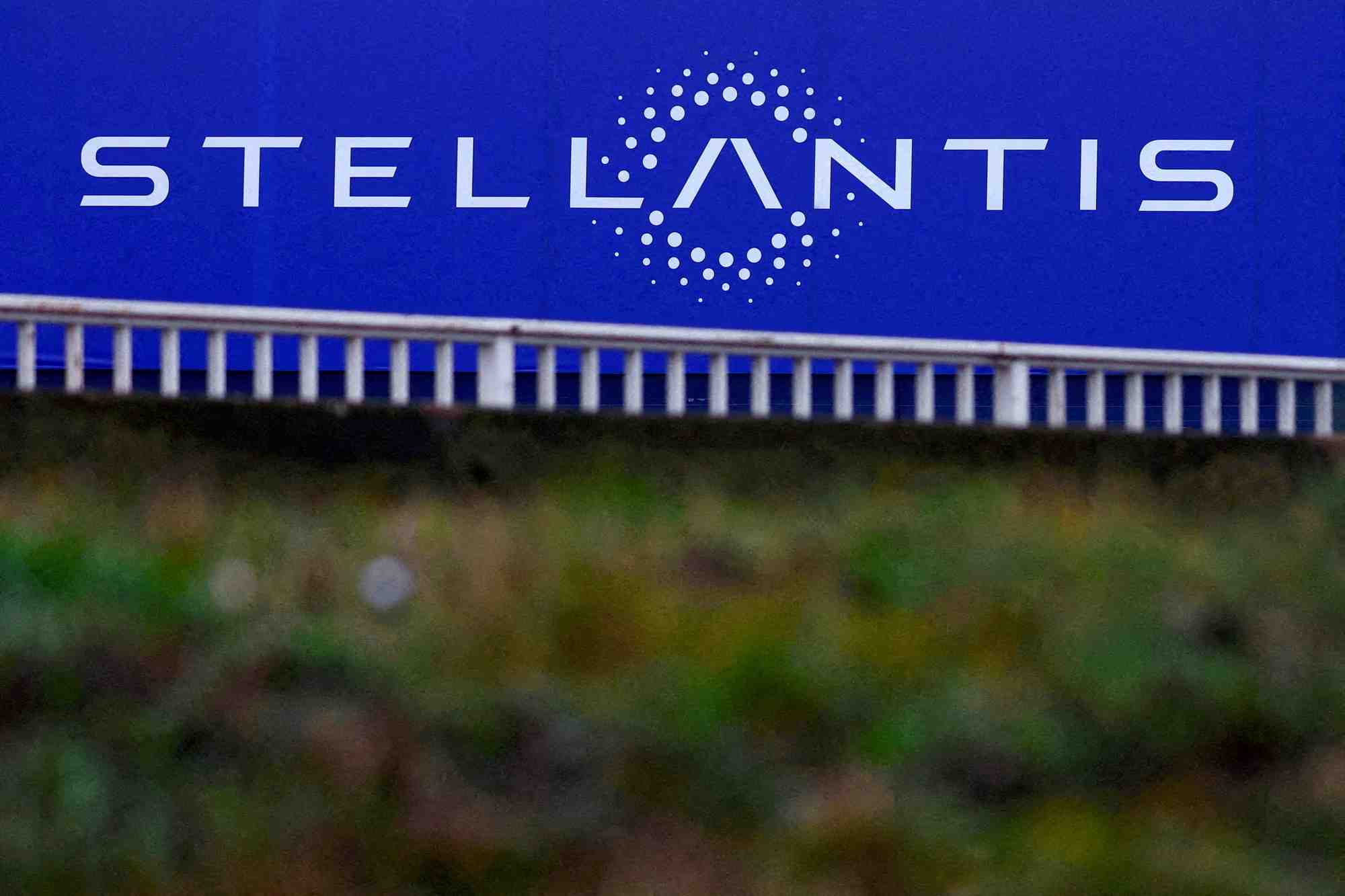 Le logo de stellantis sur un batiment de l'entreprise a velizy-villacoublay pres de paris