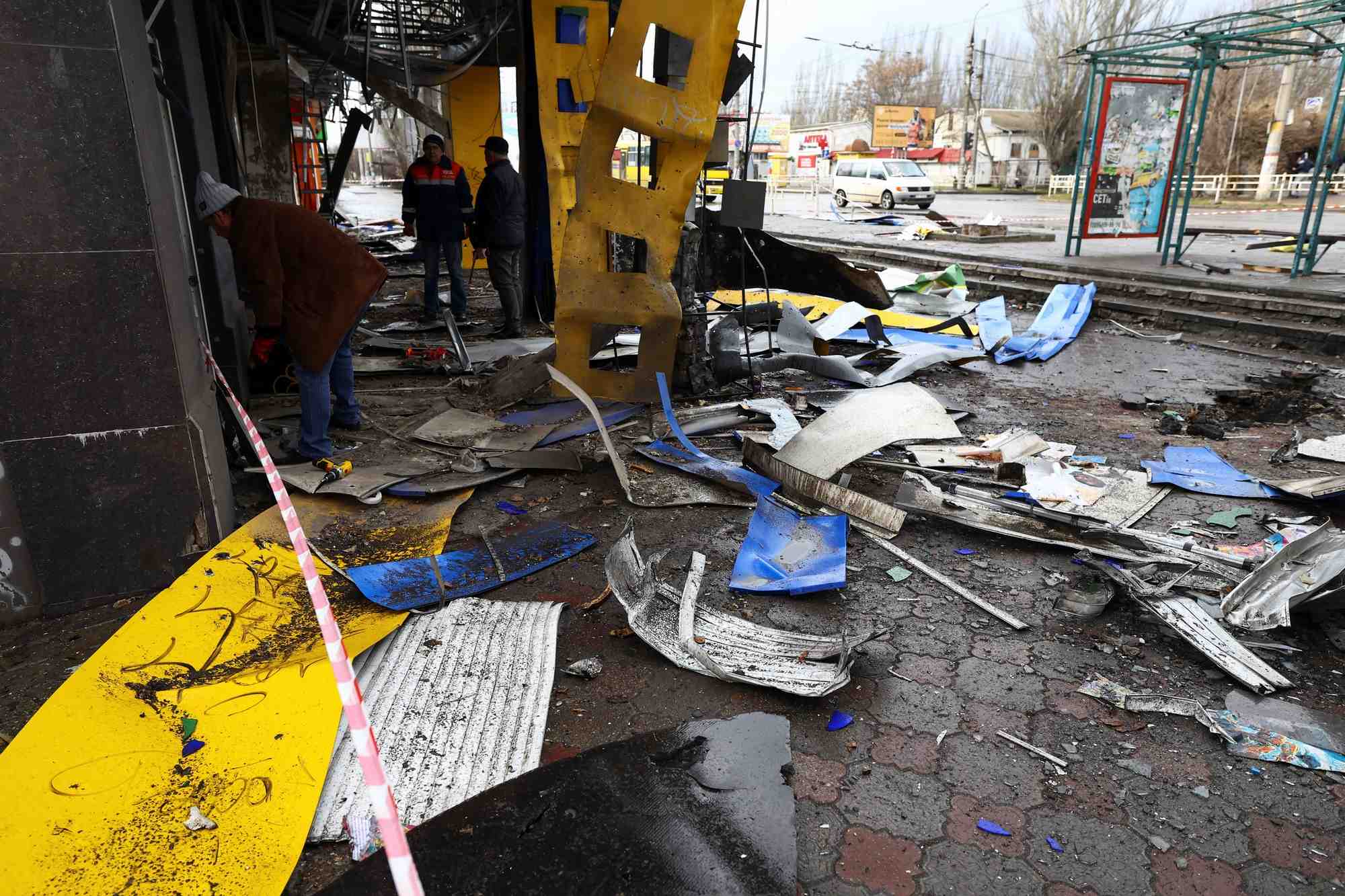 Une gare routiere endommagee apres un bombardement a kherson