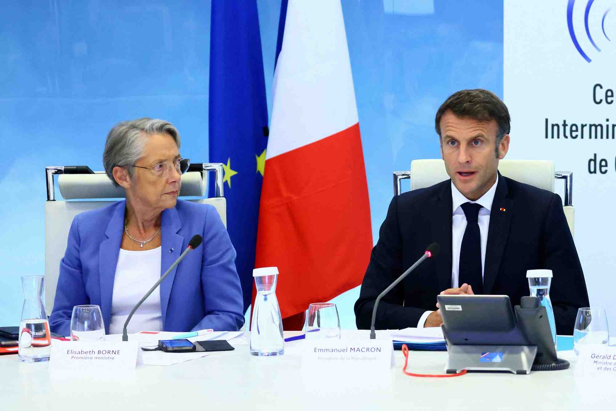 Le president francais macron tient une nouvelle reunion de crise apres la troisieme nuit d'emeutes, a paris
