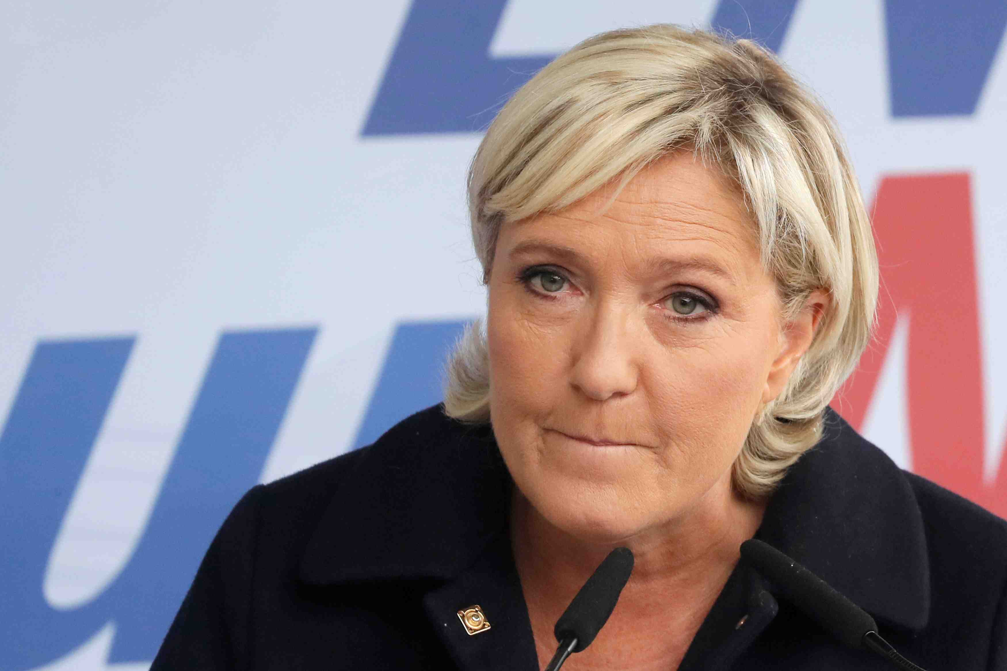 Le pen somme philippot de clarifier sa situation au fn