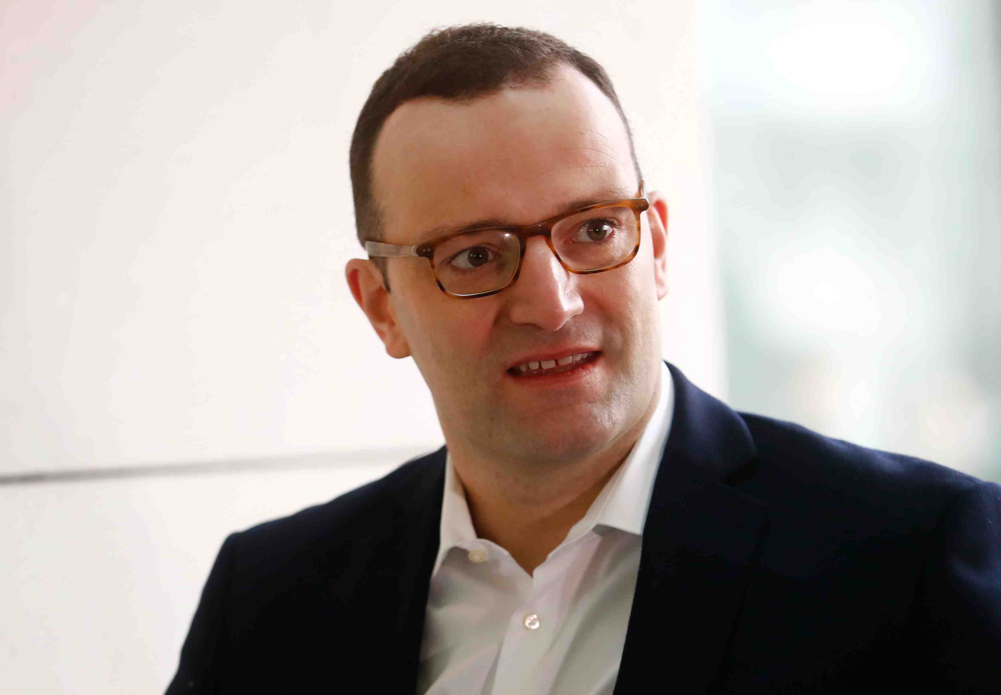 Merkel nomme ministre son plus farouche rival au sein de la cdu
