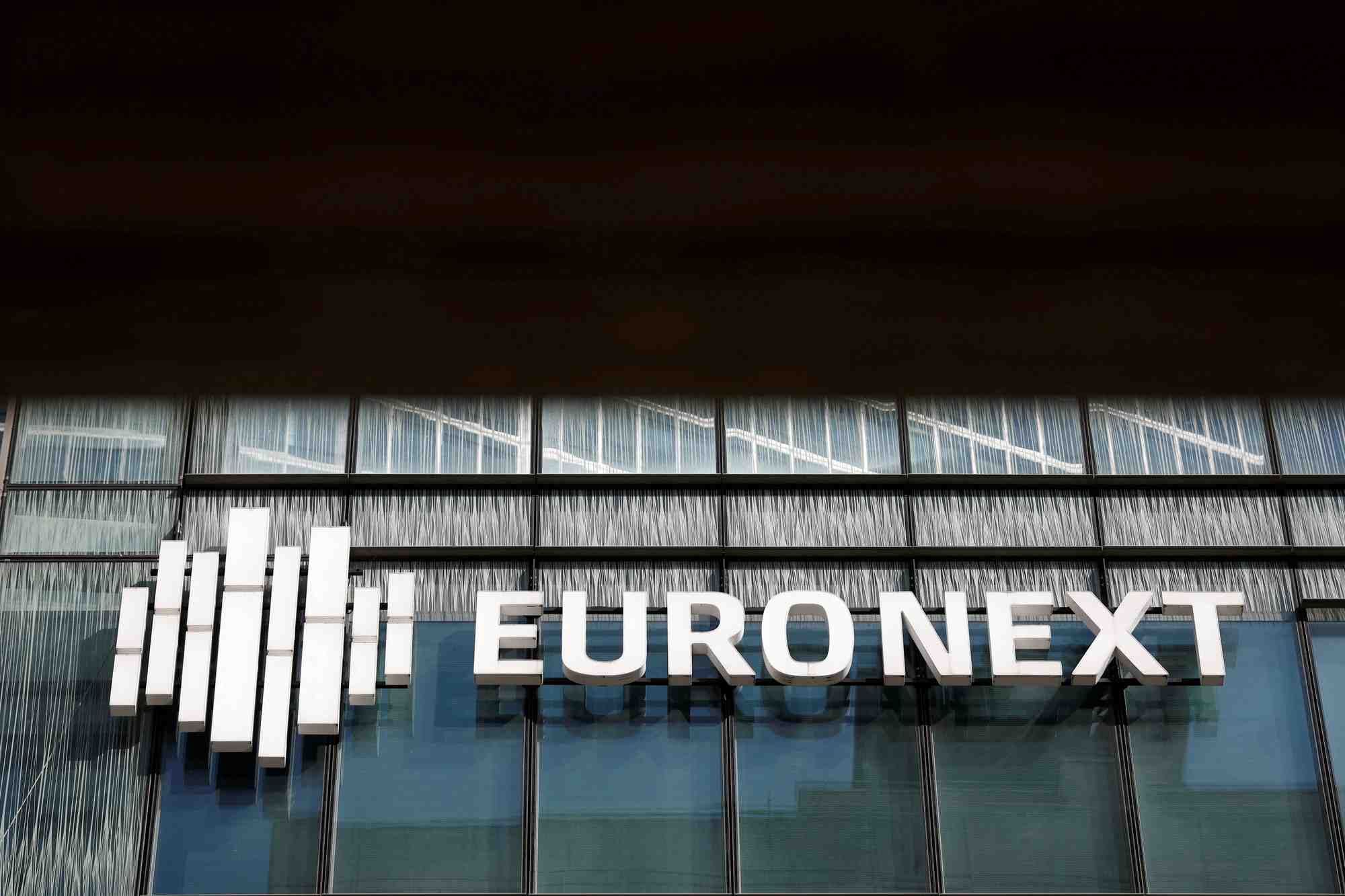 La bourse euronext dans le quartier d'affaires de la defense
