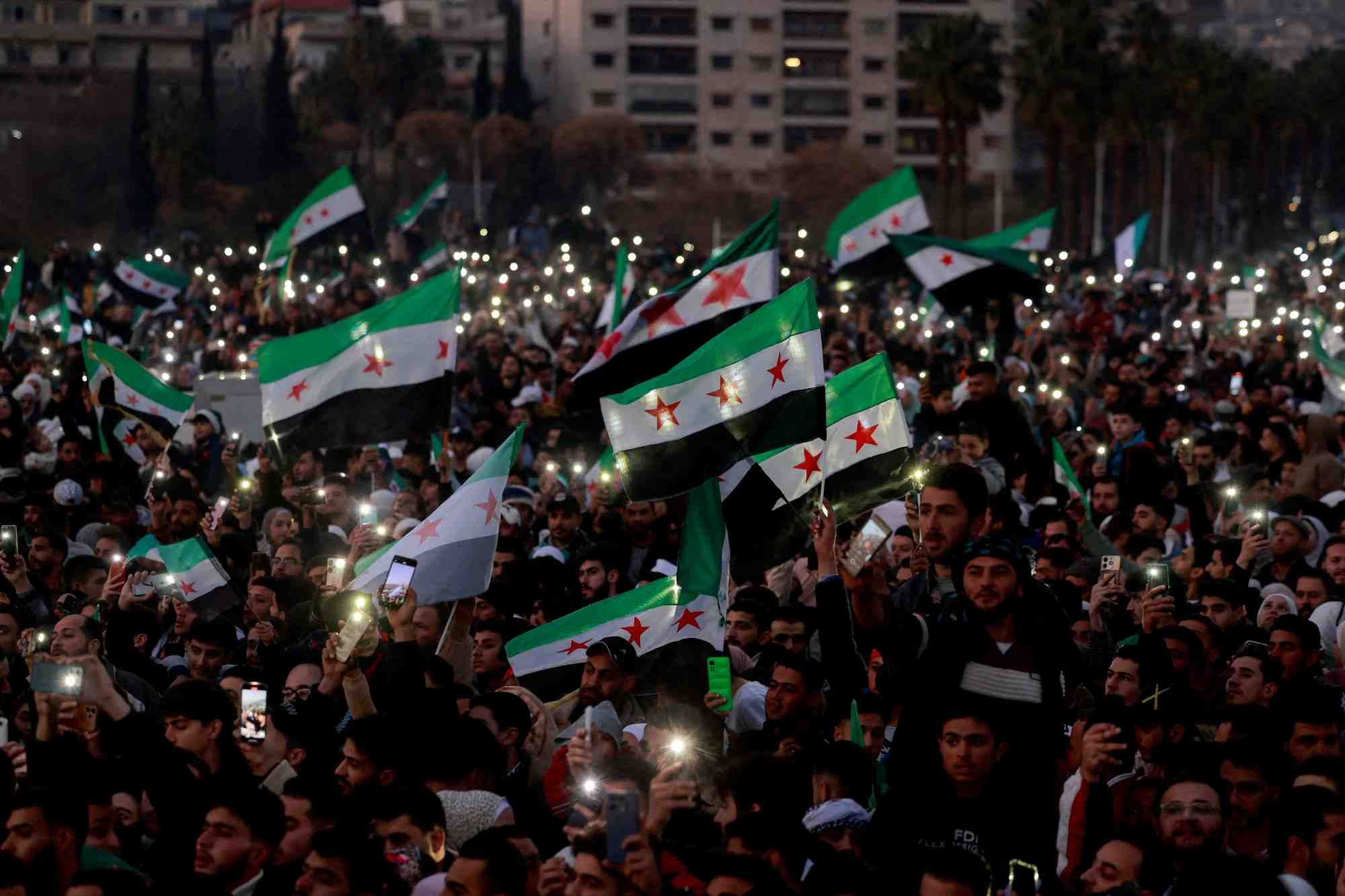 Des personnes se rassemblent lors d'une celebration organisee par hayat tahrir al-sham (hts) sur la place des omeyyades a damas, en syrie