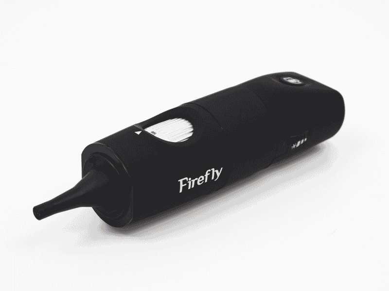 Medadom propose des téléconsultations en pharmacie. Le patient dispose d'objets connectés comme cet otoscope pour aider le diagnostic du docteur.