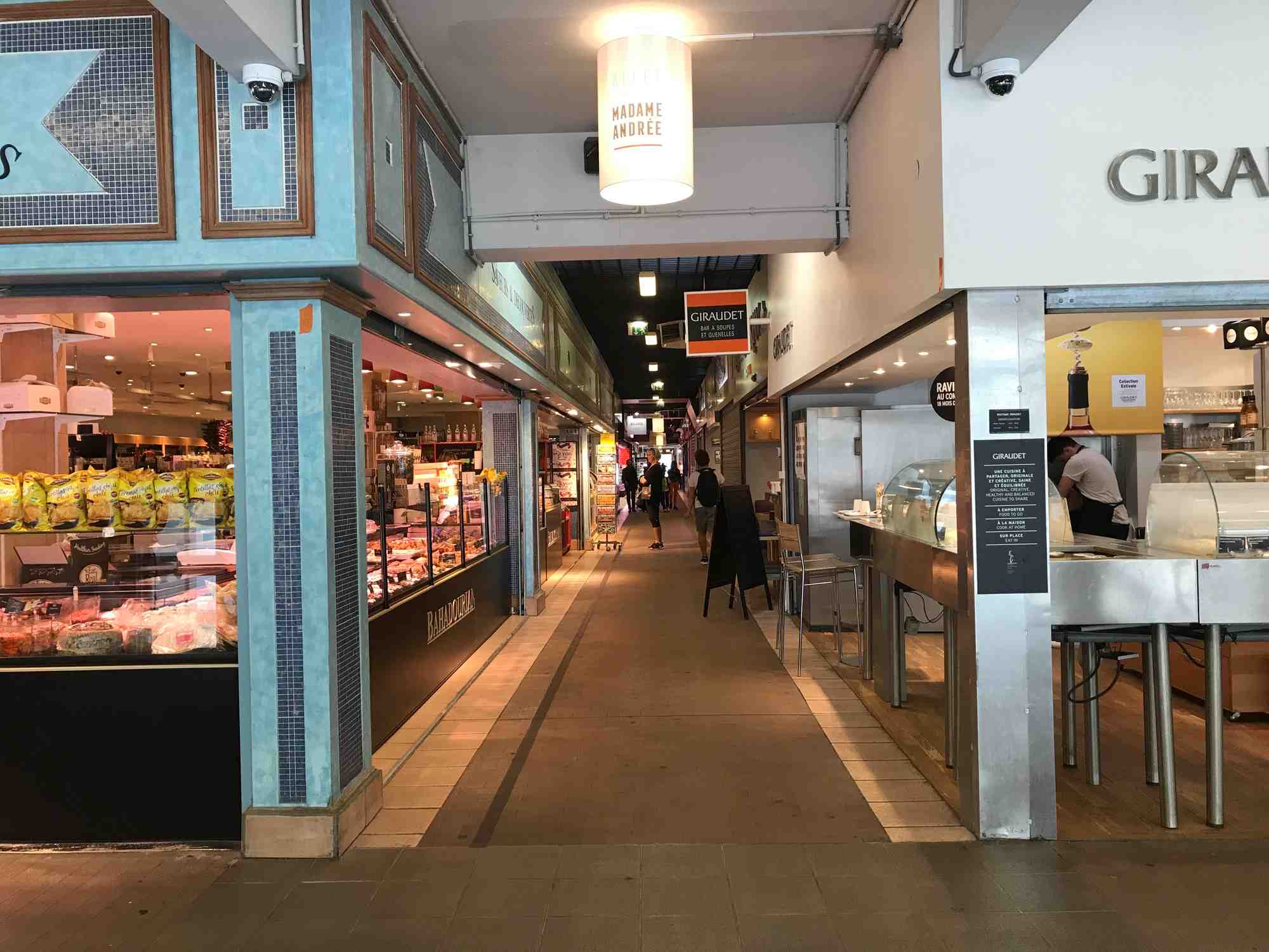 Si les marchés sont désormais suspendus à Lyon, les halles alimentaires, comme les Halles Paul Bocuse restent ouvertes.