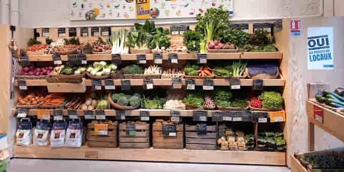 Un rayon de légumes bio dans un magasin Biocoop.