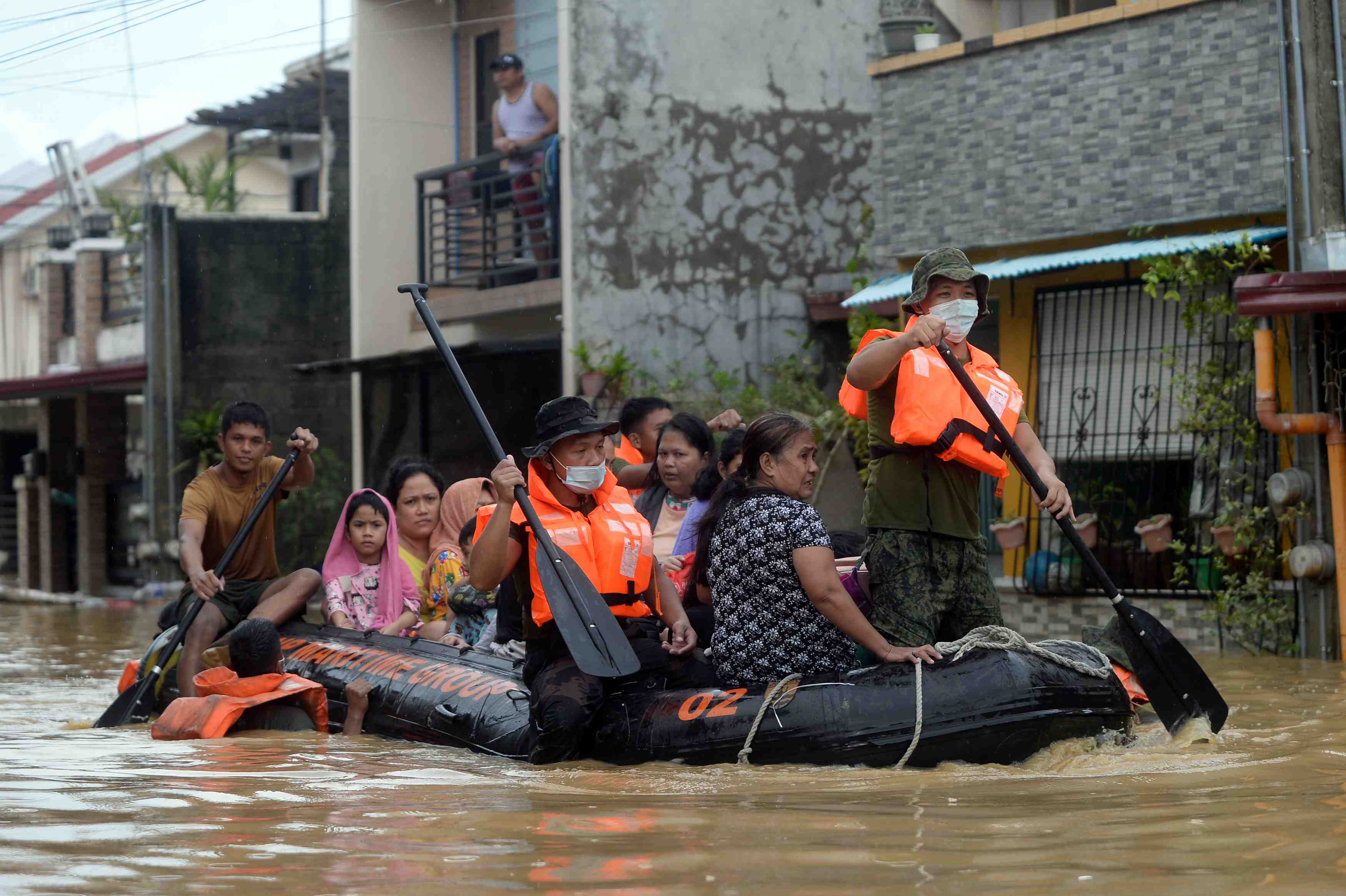 Philippines: des dizaines de disparus apres le passage d'un typhon, selon la police