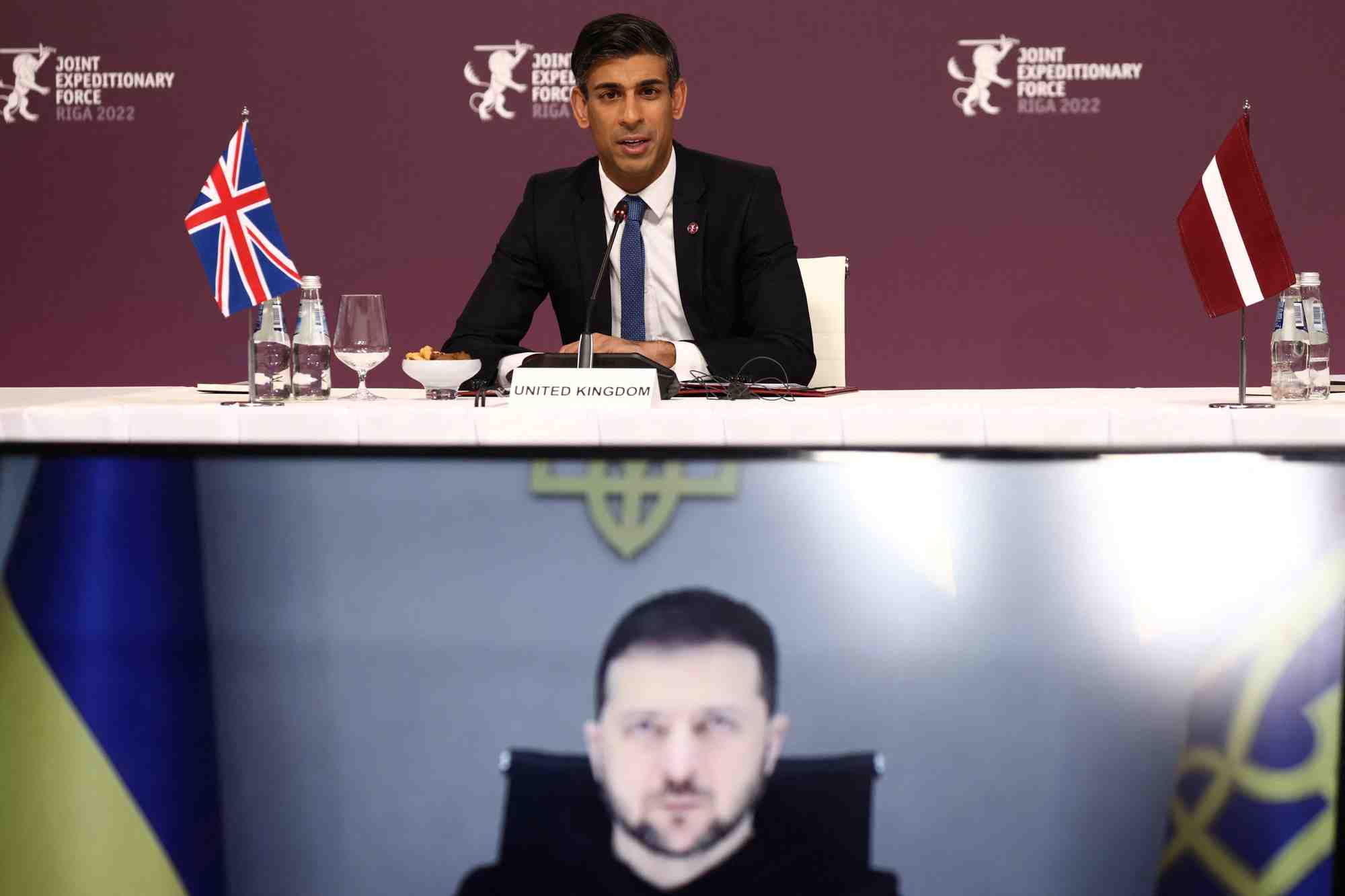 Le premier ministre britannique rishi sunak et le president ukrainien volodymyr zelensky, lors d'une session pleniere de la force expeditionnaire interarmees a riga