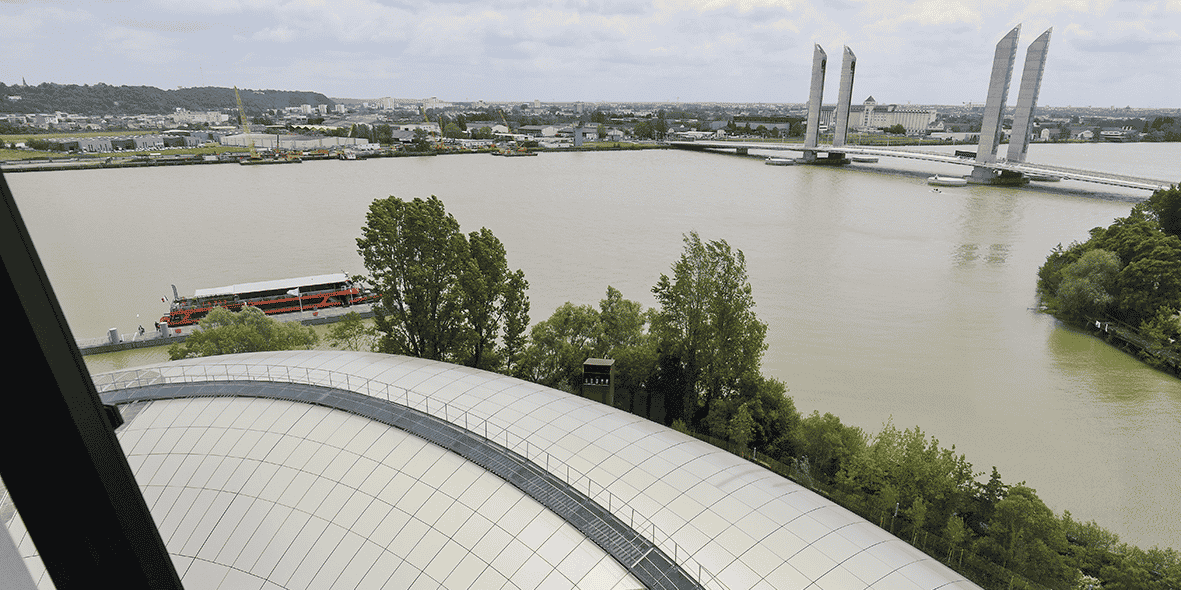 Après la Cité du Vin équipée avec une installation de froid renouvelable, Bordeaux Métropole Énergies veut solariser les toitures des entreprises.
