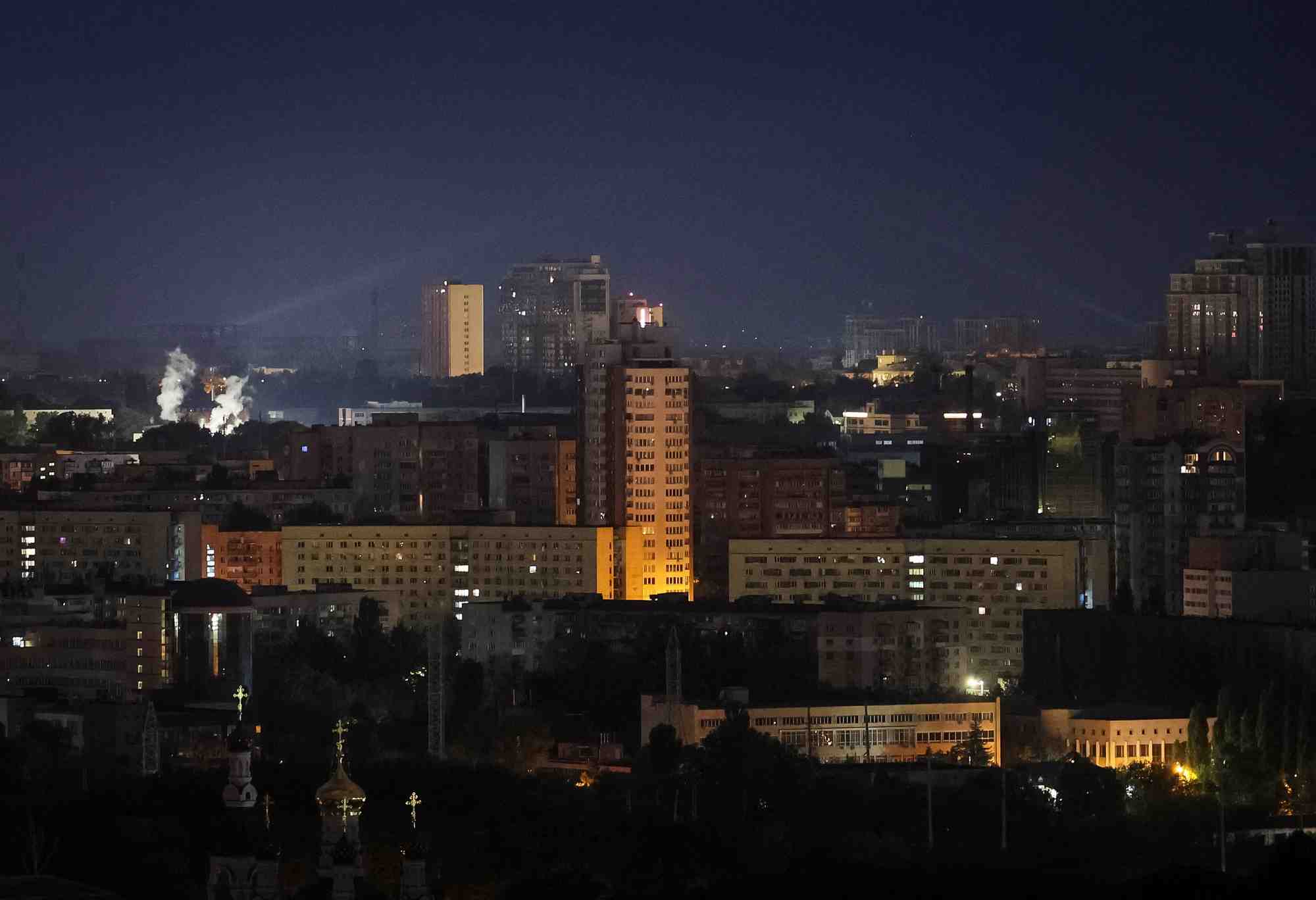 Le personnel des services ukrainiens utilise un projecteur pour rechercher des drones dans le ciel de la ville lors d'une attaque de missiles et de drones russes, a kyiv