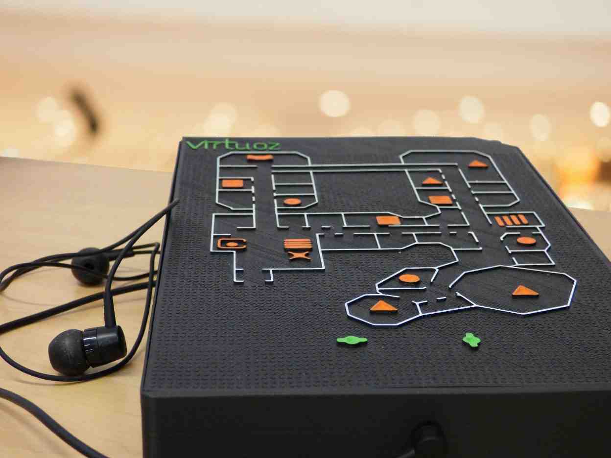 Avec son plan en relief et des effets sonores, Virtuoz permet aux déficients visuels de se déplacer en toute autonomie.