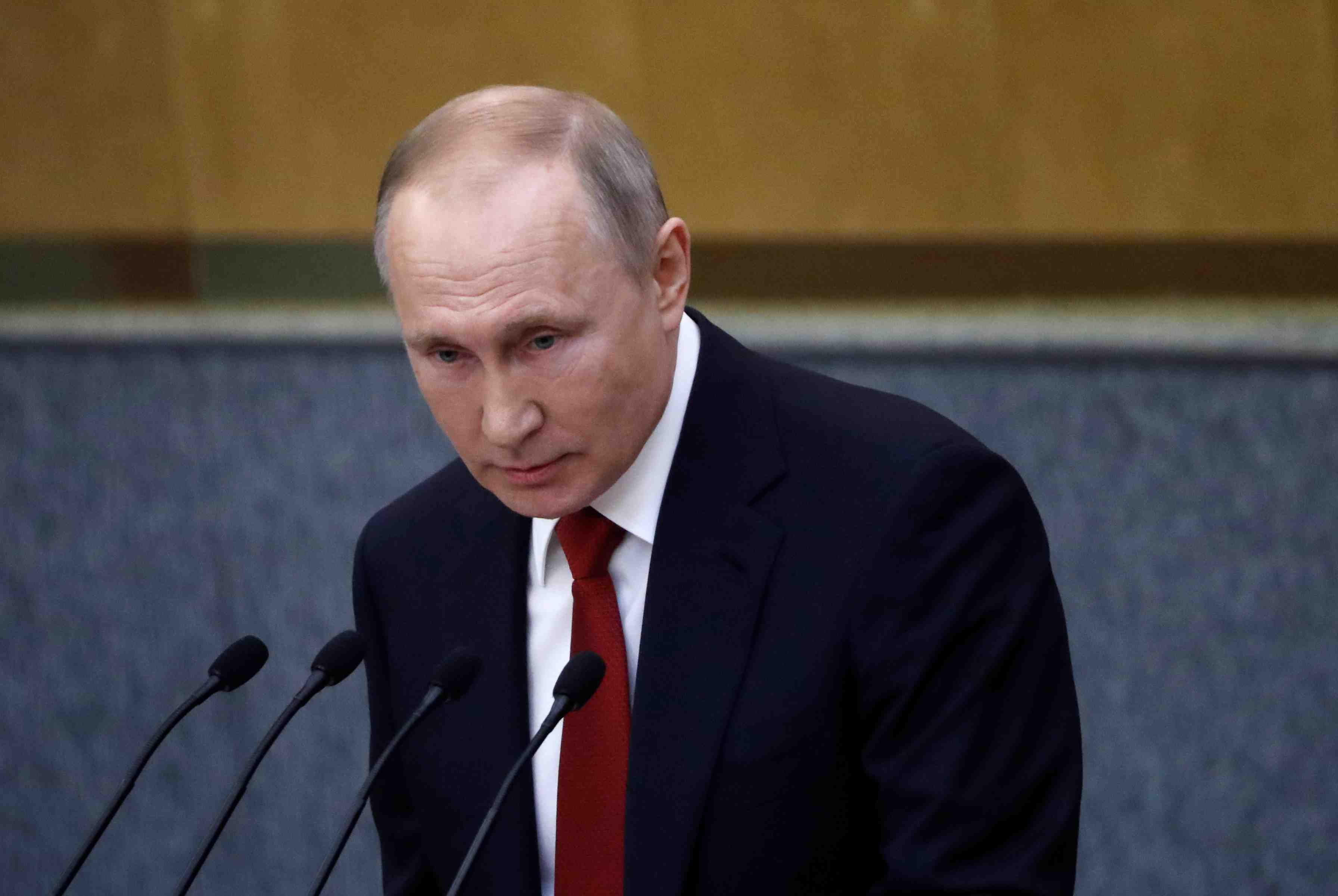 Amendement sur les mandats presidentiels: poutine saisit la cour constitutionnelle