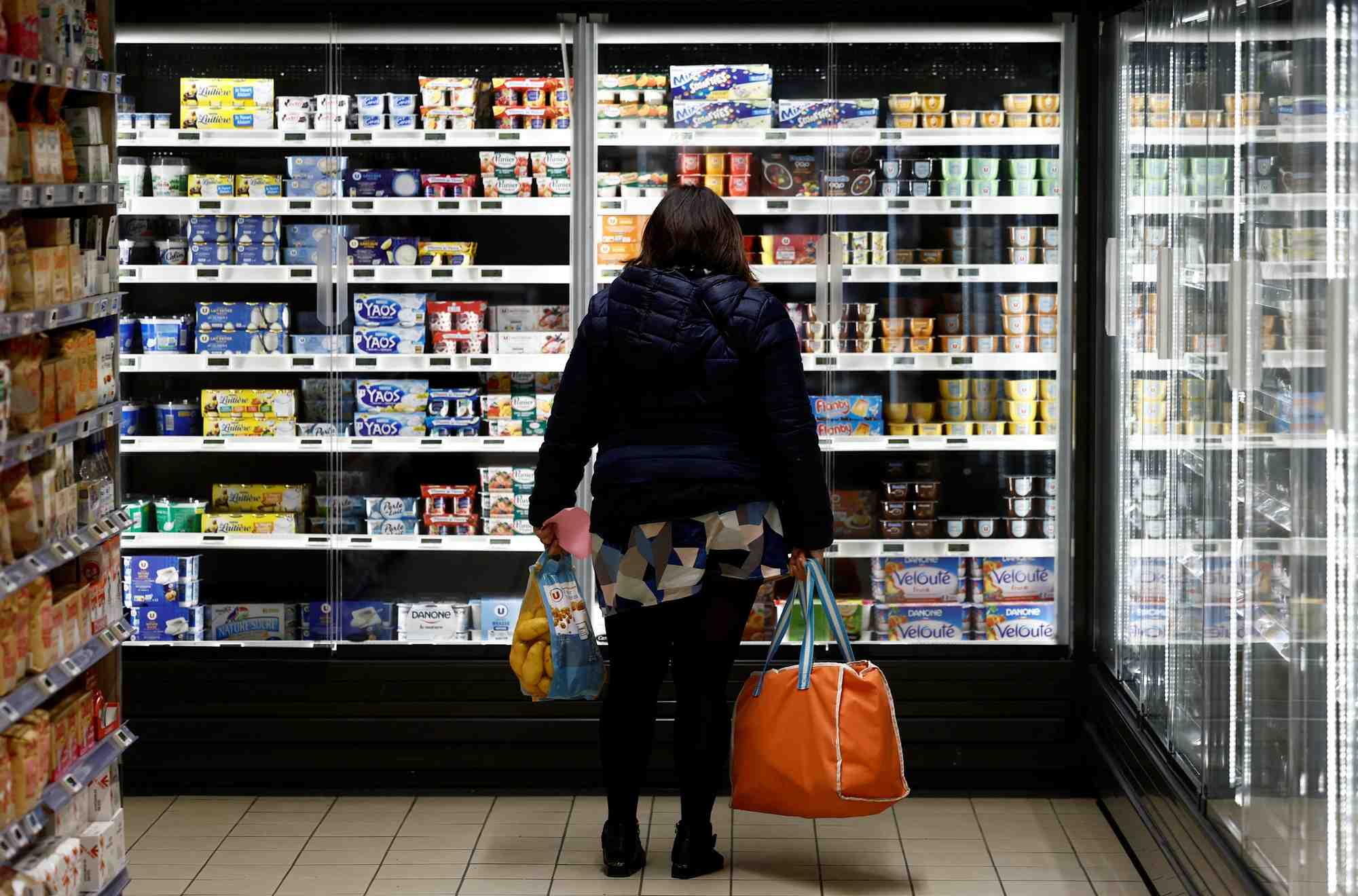 Des clients font leurs courses dans un supermarche a la verrie