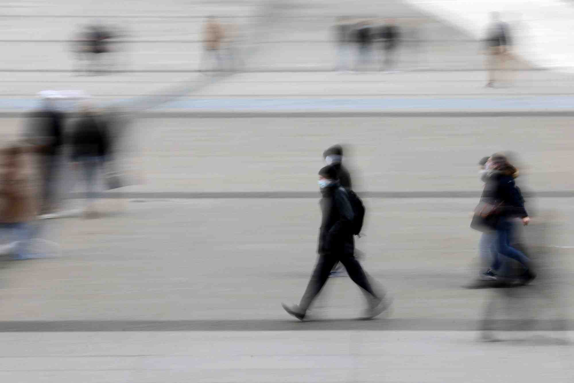 Photo des gens qui marchent dans le quartier d'affaires de la defense