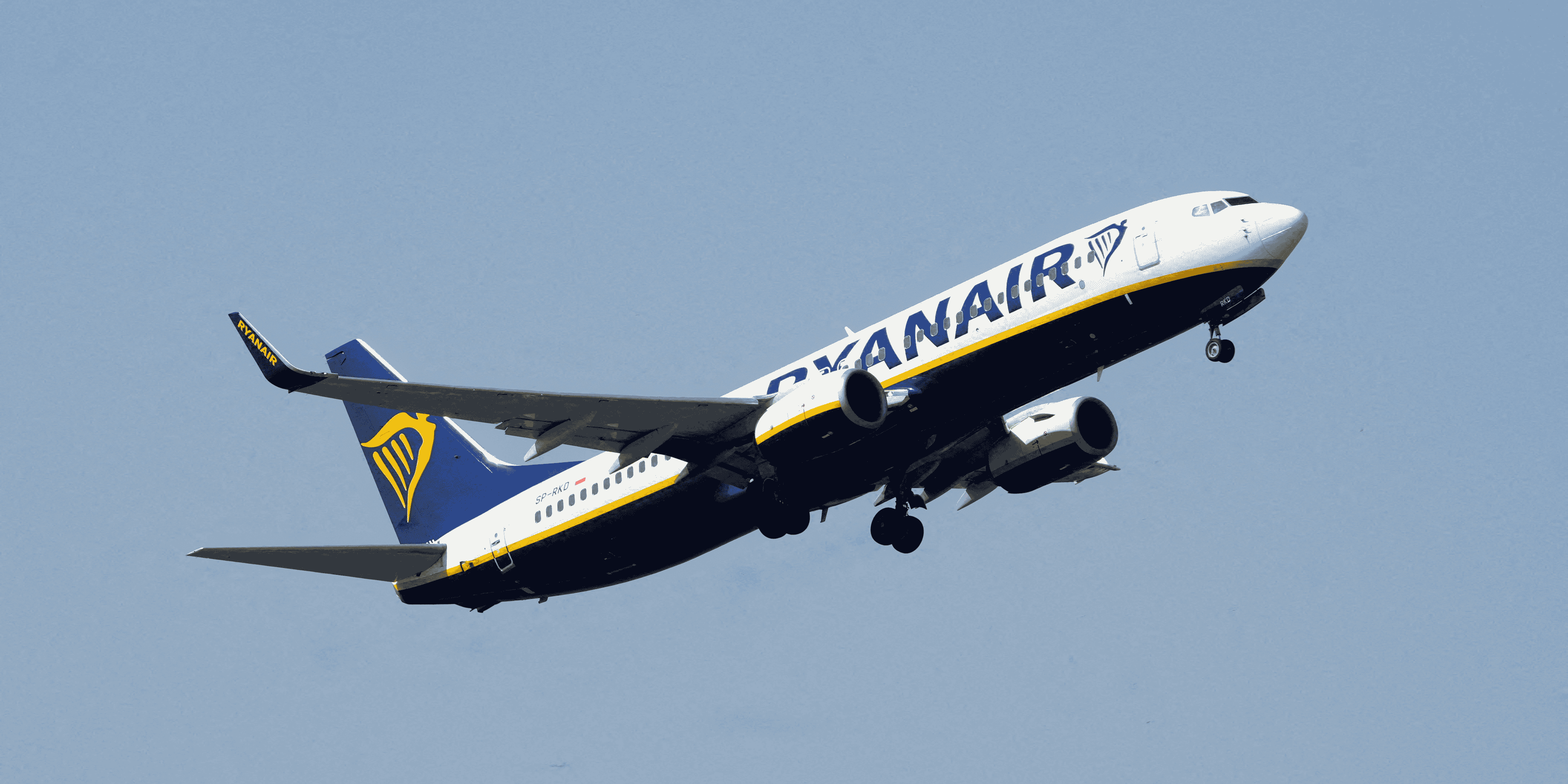 L'avion boeing 737-8as de ryanair decolle de l'aeroport international de riga