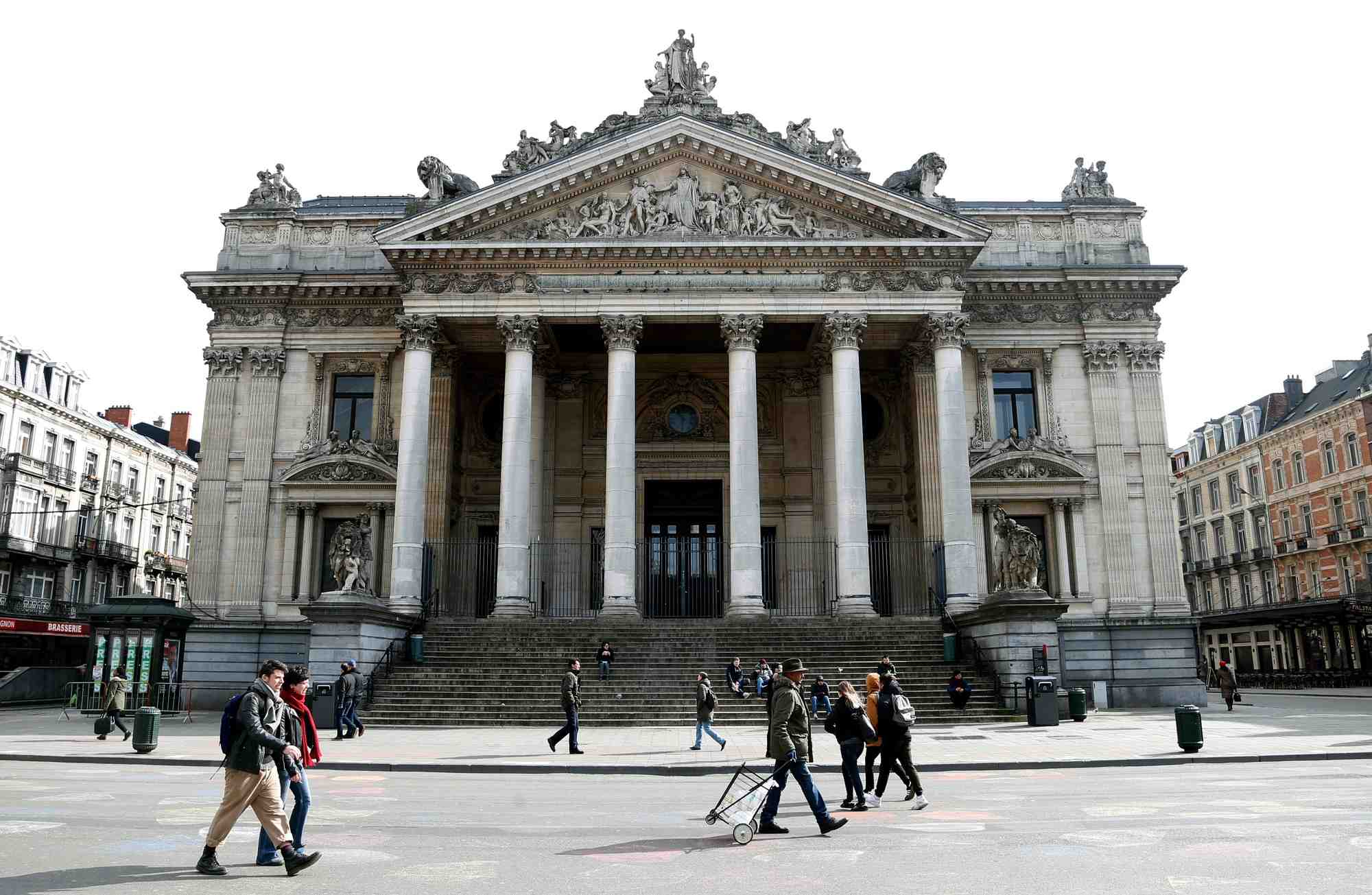 Des personnes passent devant la bourse de bruxelles
