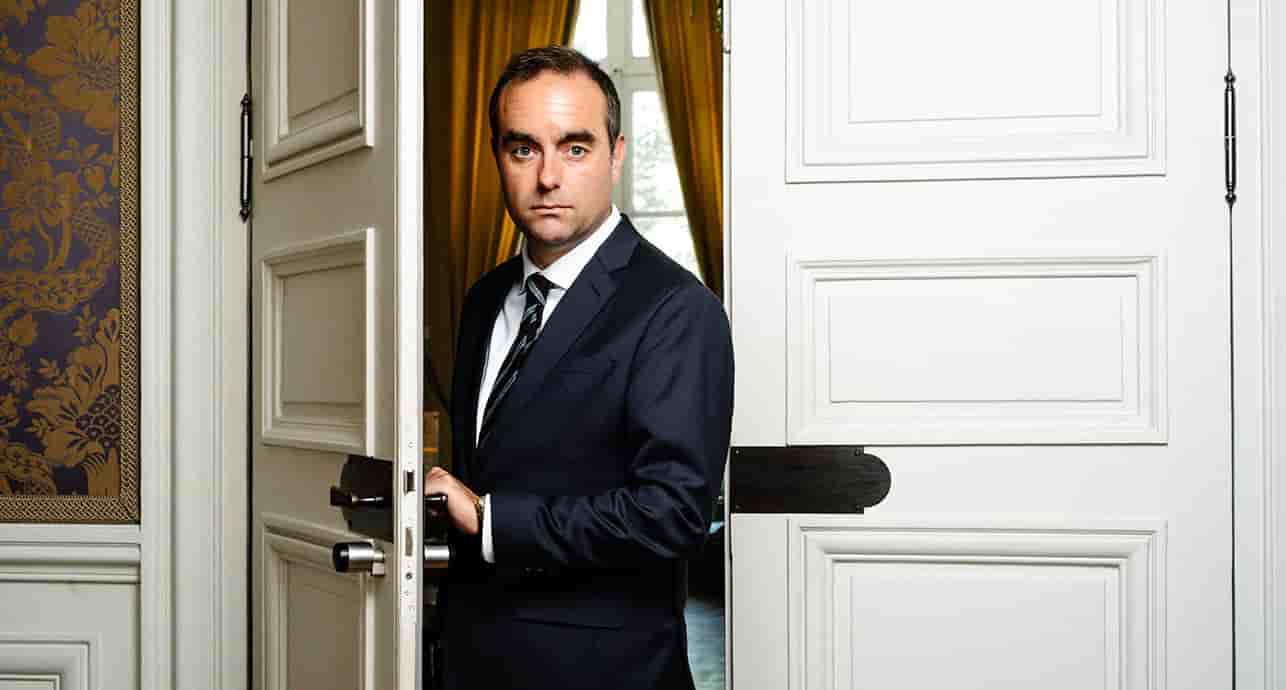 Cette réforme vise à restaurer la confiance entre l’État et les citoyens en réduisant les privilèges. Une économie annuelle de 4,4 millions d’euros, bien que modeste, envoie un message fort au public.
