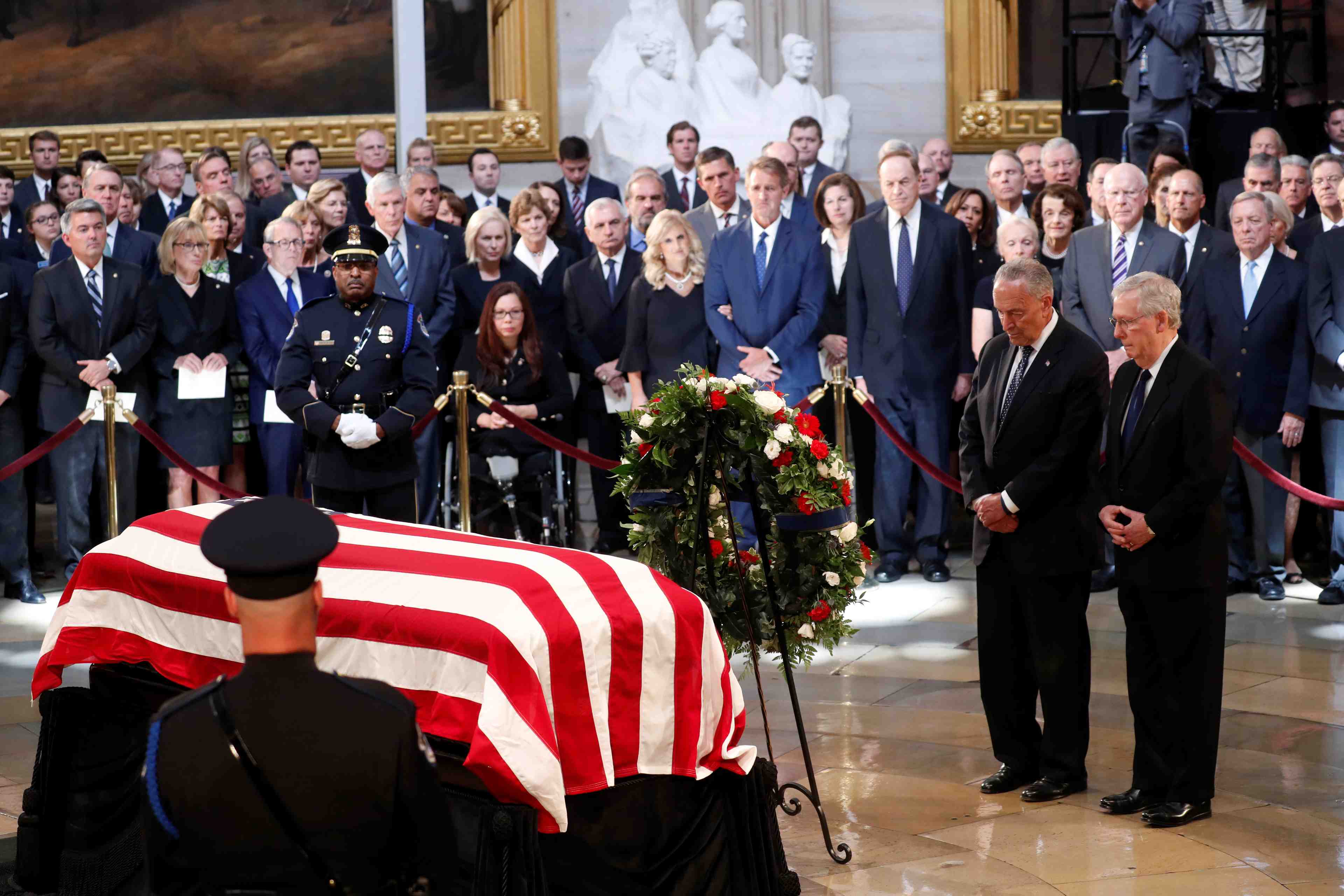 Le congres americain rend hommage a john mccain, sans donald trump