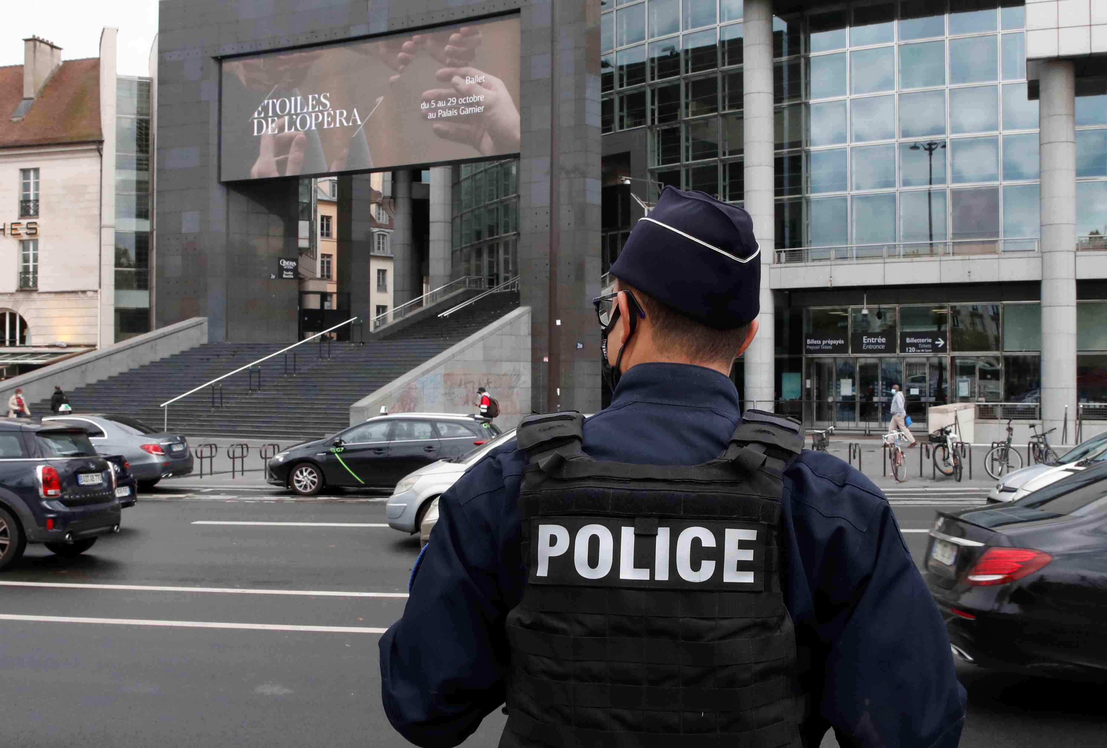 Attaque de paris: cinq nouvelles gardes a vue, selon une source judiciaire