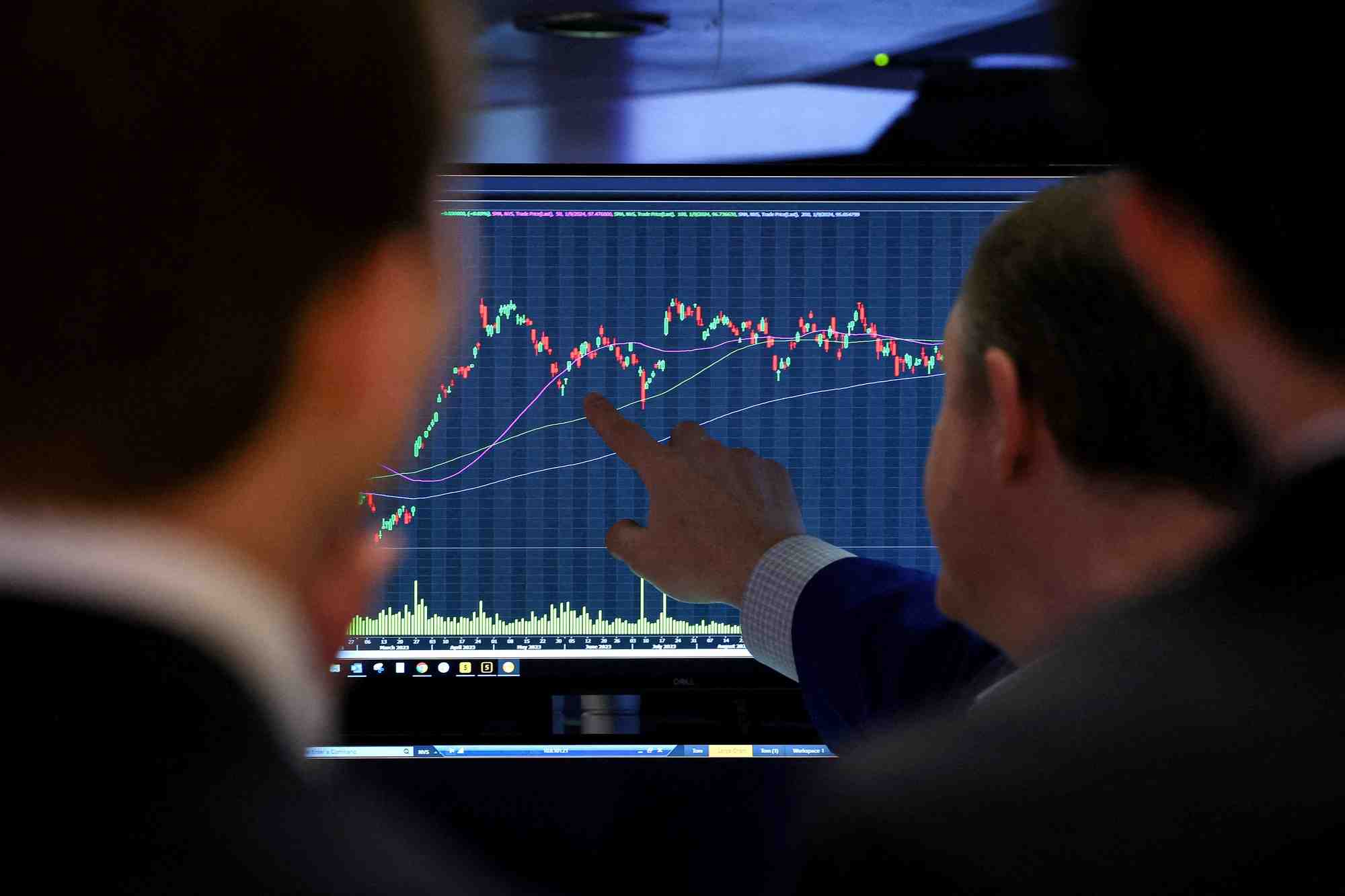 Des traders travaillent a la bourse de new york (nyse)