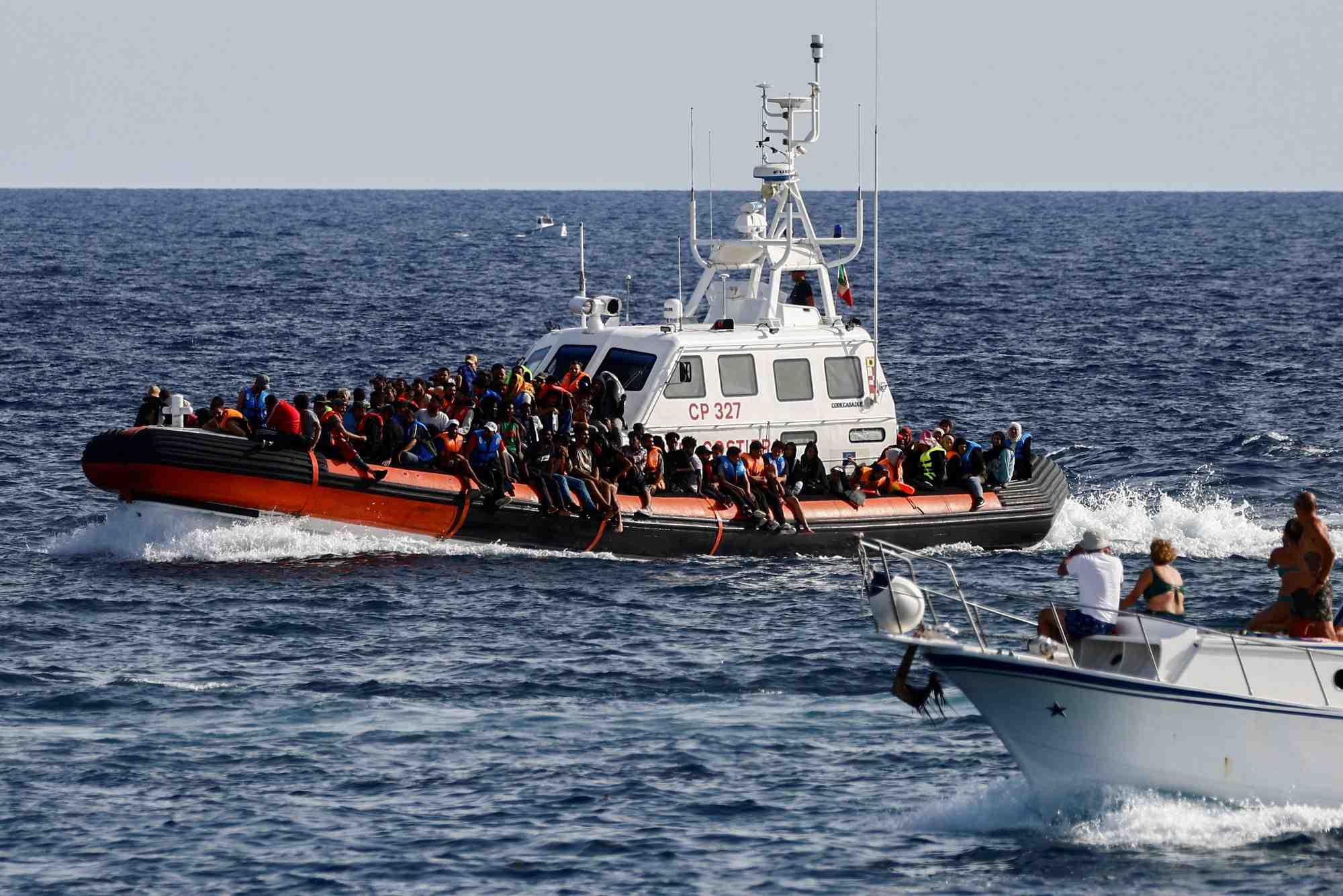 Un navire des garde-cotes italiens transportant des migrants secourus en mer, au large de l'ile sicilienne de lampedusa