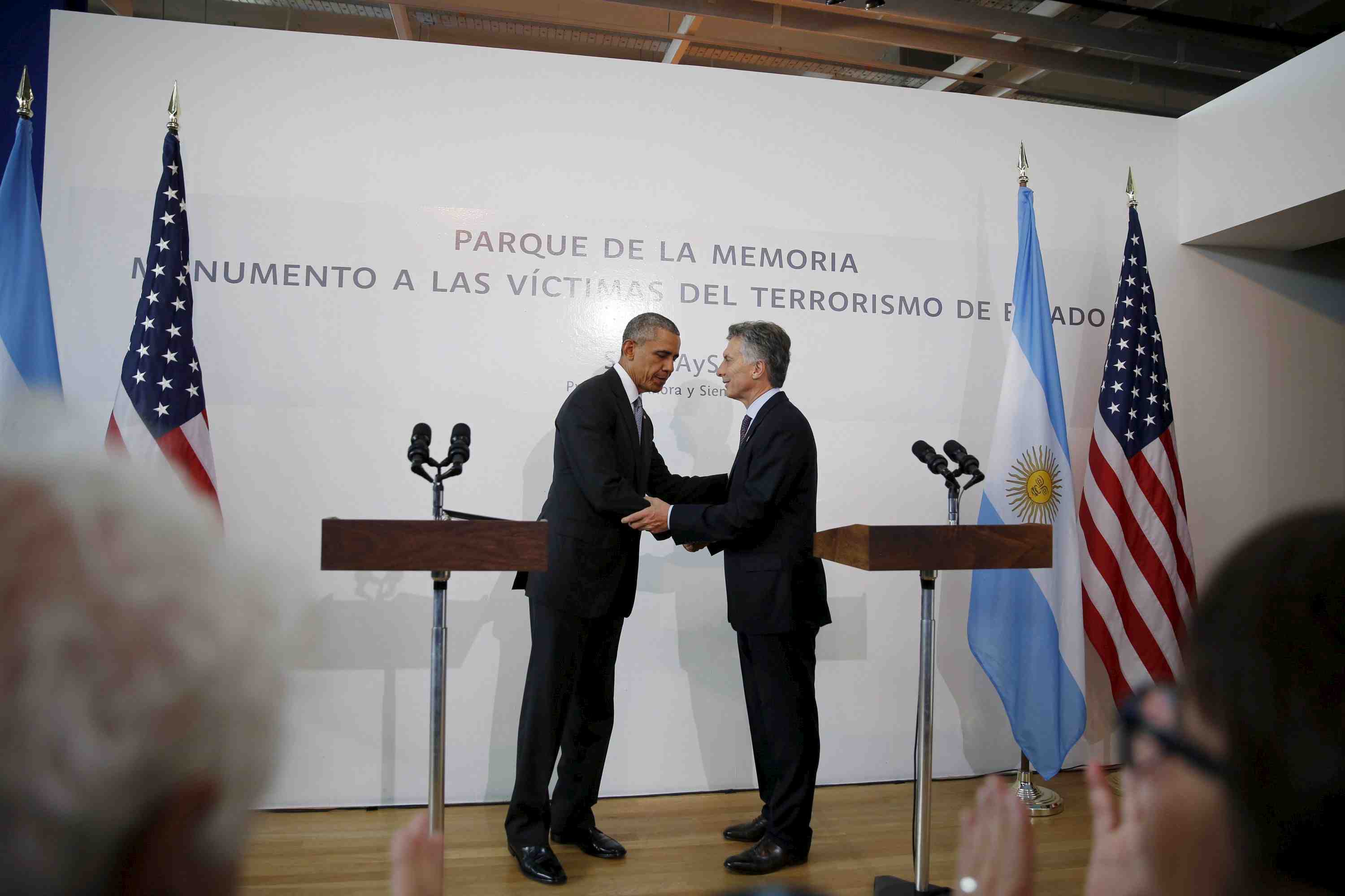 En argentine, barack obama honore la memoire des victimes de la "guerre sale"