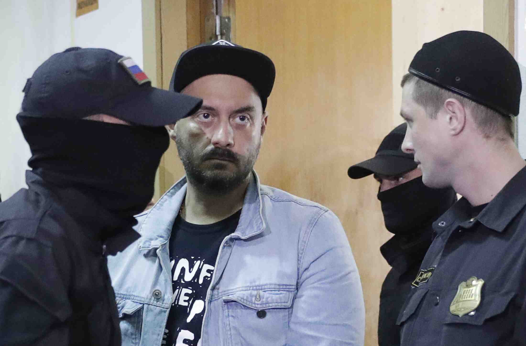 Le metteur en scene russe serebrennikov place en residence surveillee