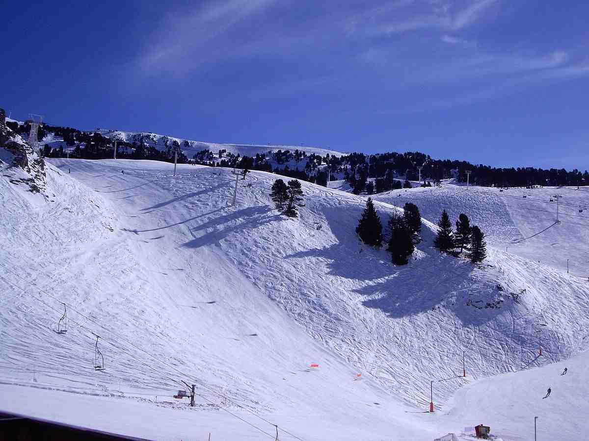 En novembre 2024, la Cour de cassation confirmait l’interdiction de circulation des motoneiges sur les pistes de ski du domaine de Chamrousse.